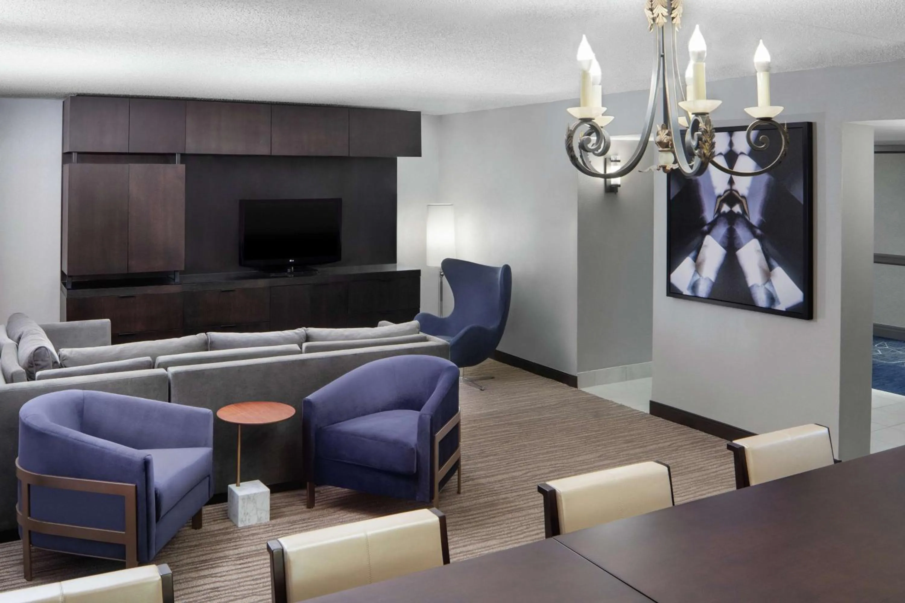 Lobby or reception in DoubleTree by Hilton Hotel Newark Airport