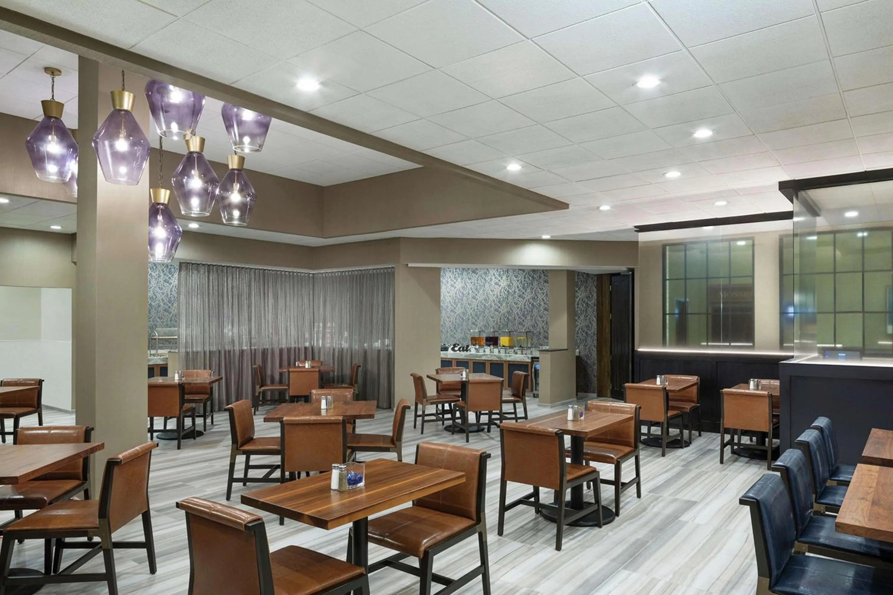 Restaurant/places to eat in DoubleTree by Hilton Hotel Newark Airport