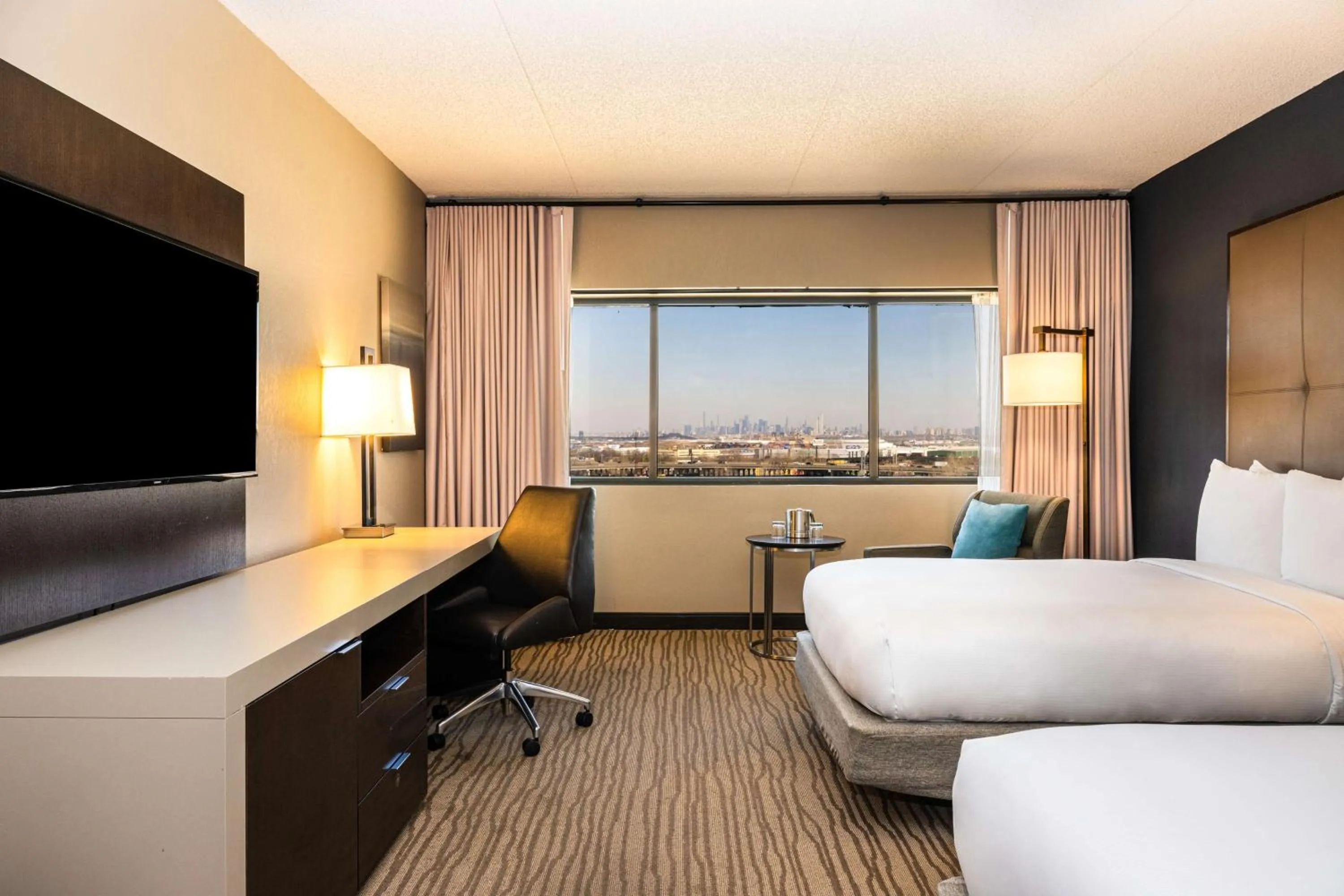 Bedroom, Bed in DoubleTree by Hilton Hotel Newark Airport