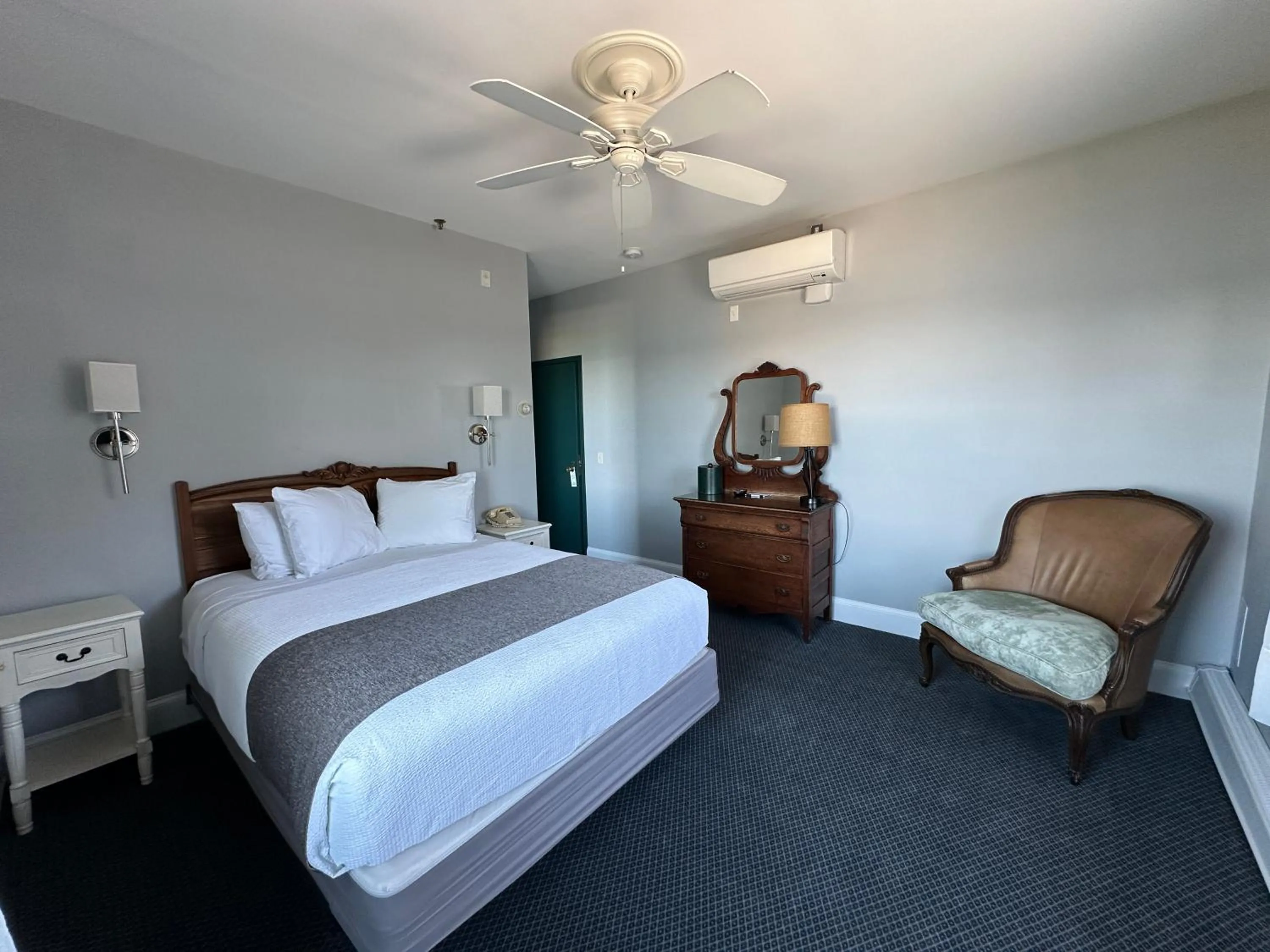 Bedroom, Bed in National Hotel