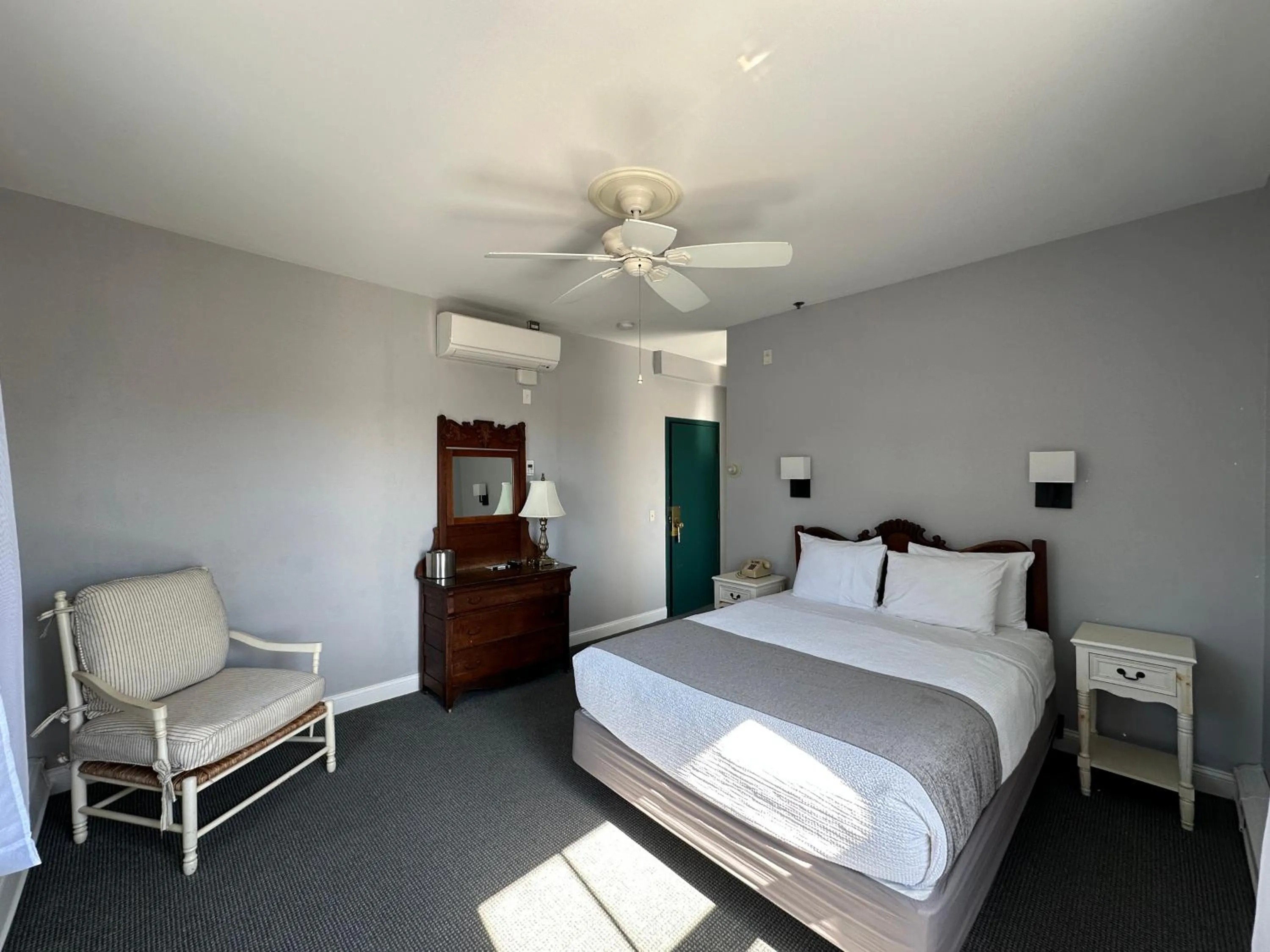 Bedroom, Bed in National Hotel