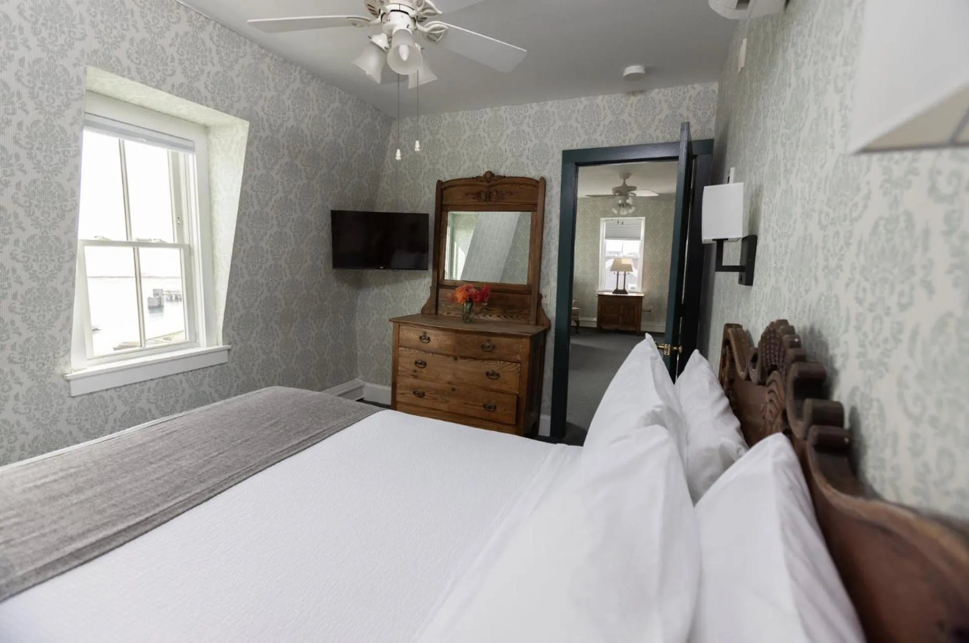 Bedroom, Bed in National Hotel