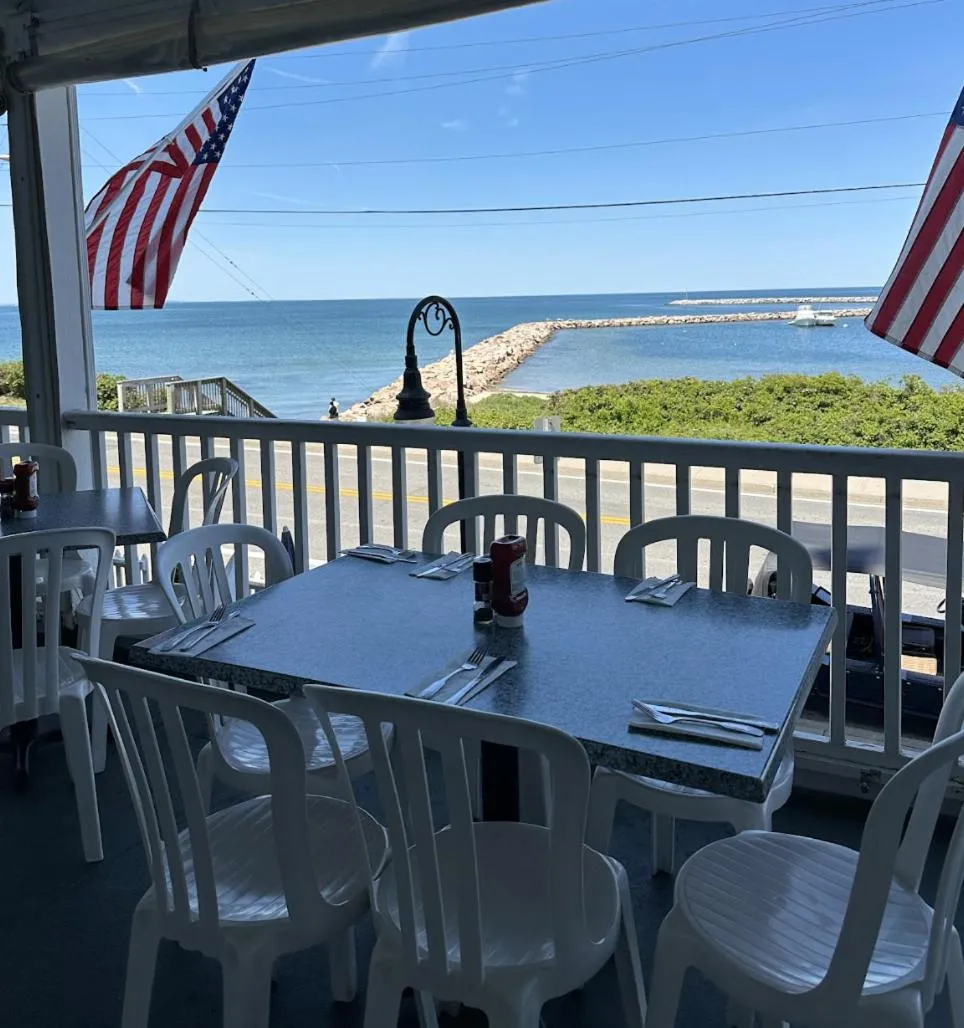 Restaurant/places to eat in National Hotel