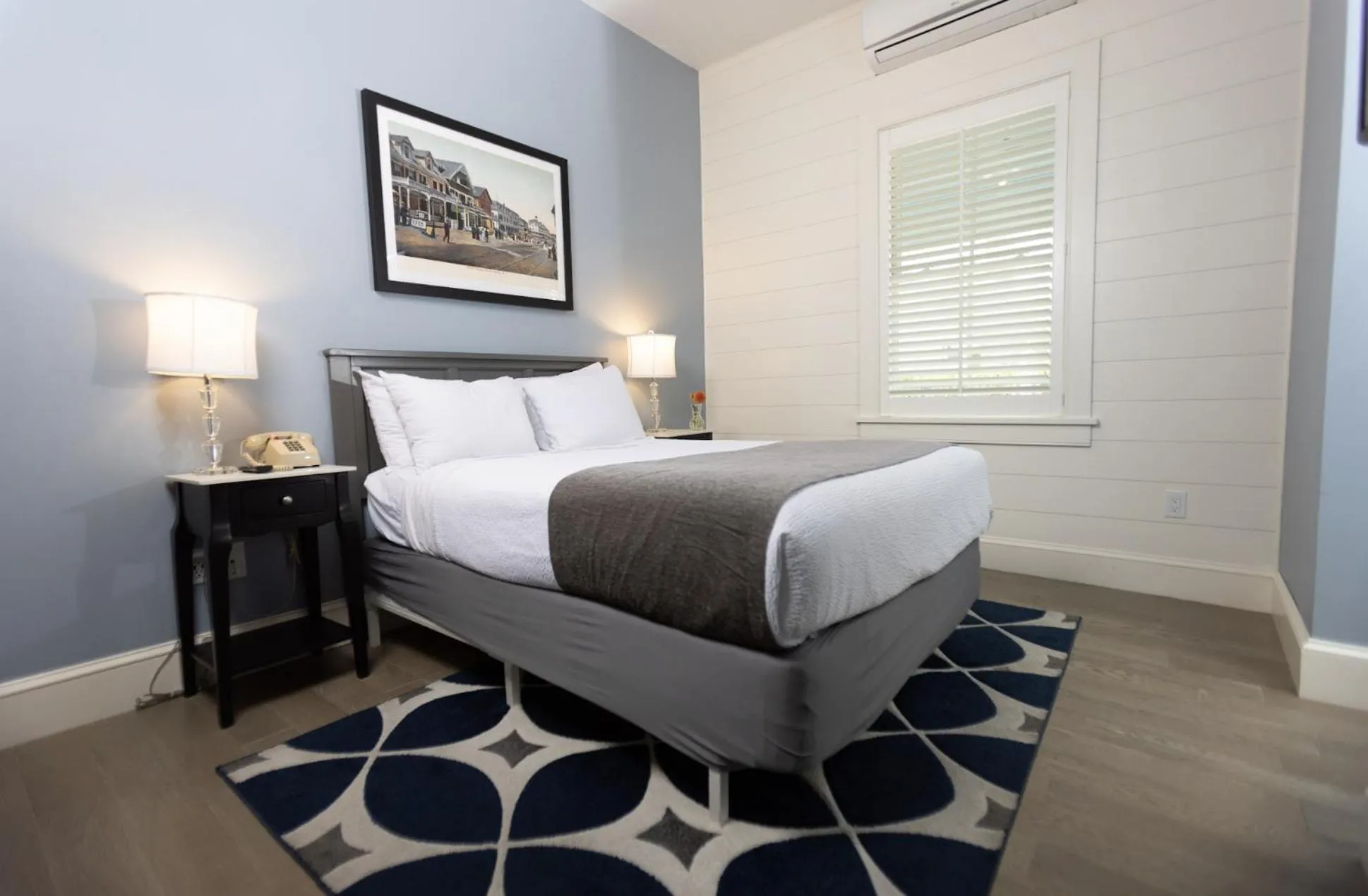 Bedroom, Bed in National Hotel