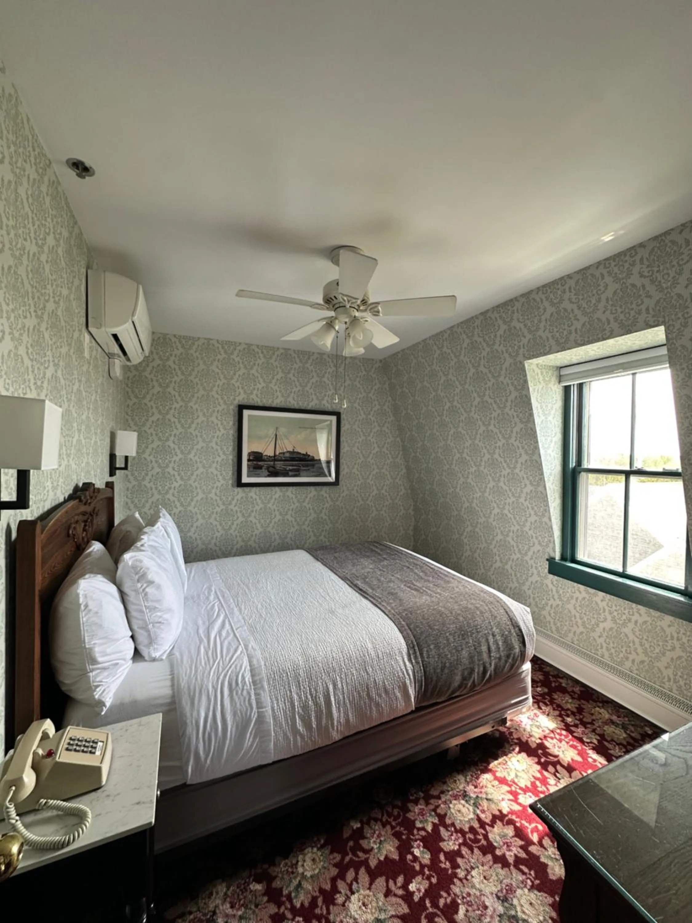 Bedroom, Bed in National Hotel