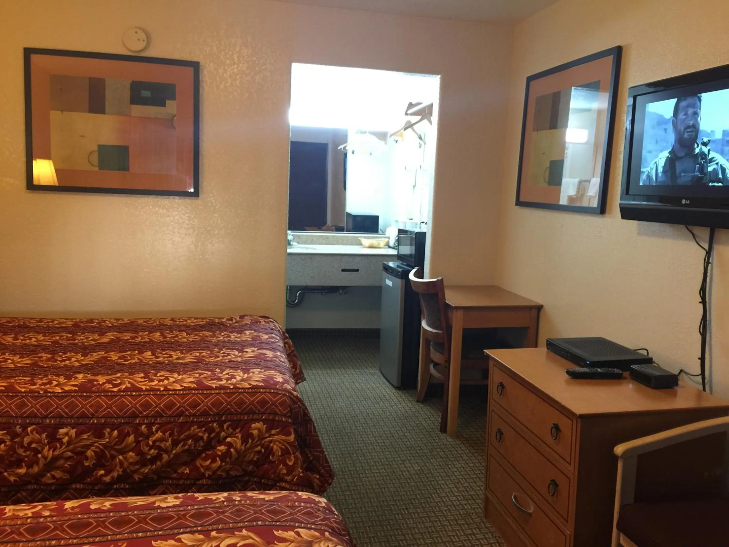 Photo of the whole room, Bed in Economy Inn