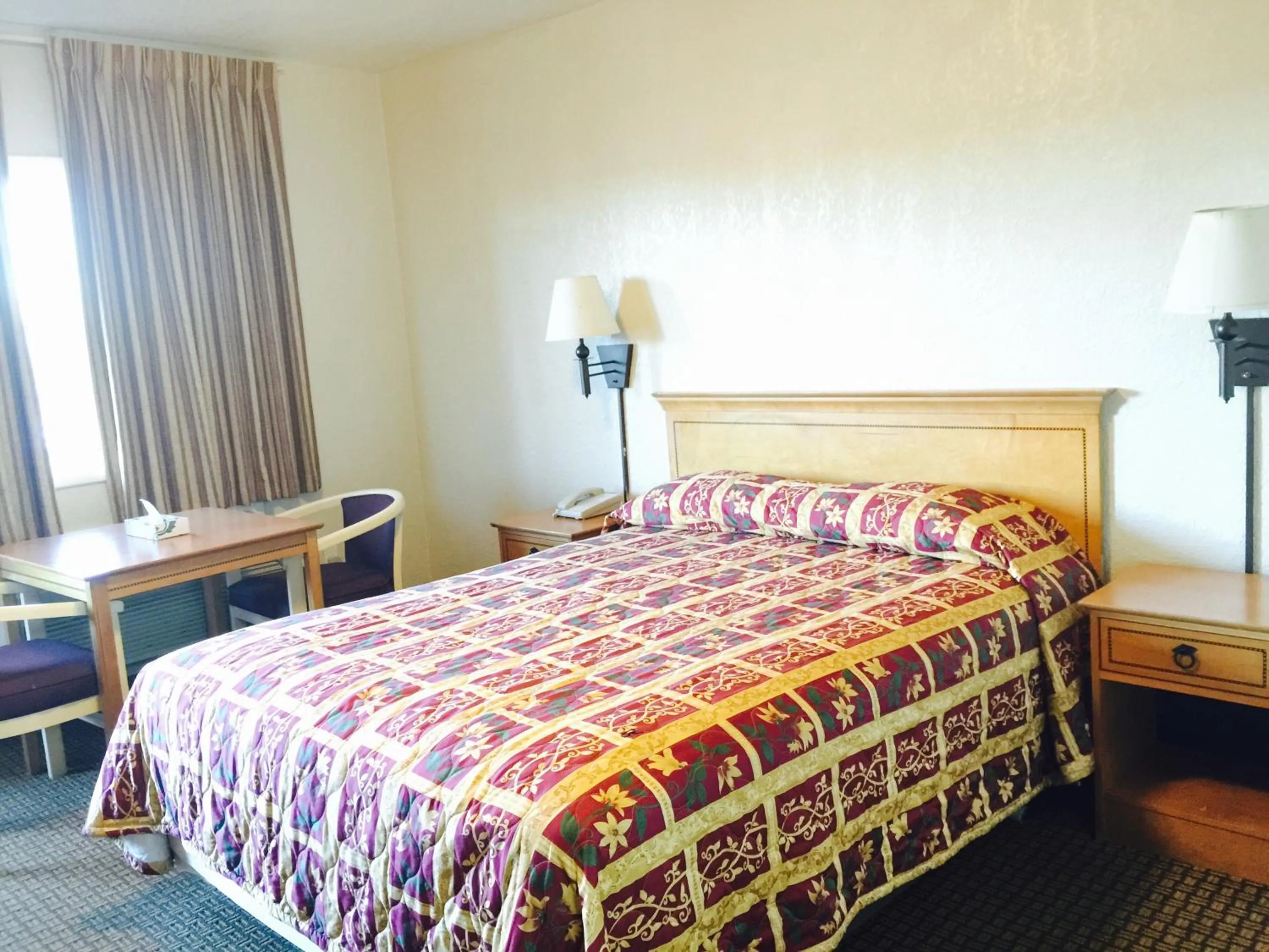 Photo of the whole room, Bed in Economy Inn