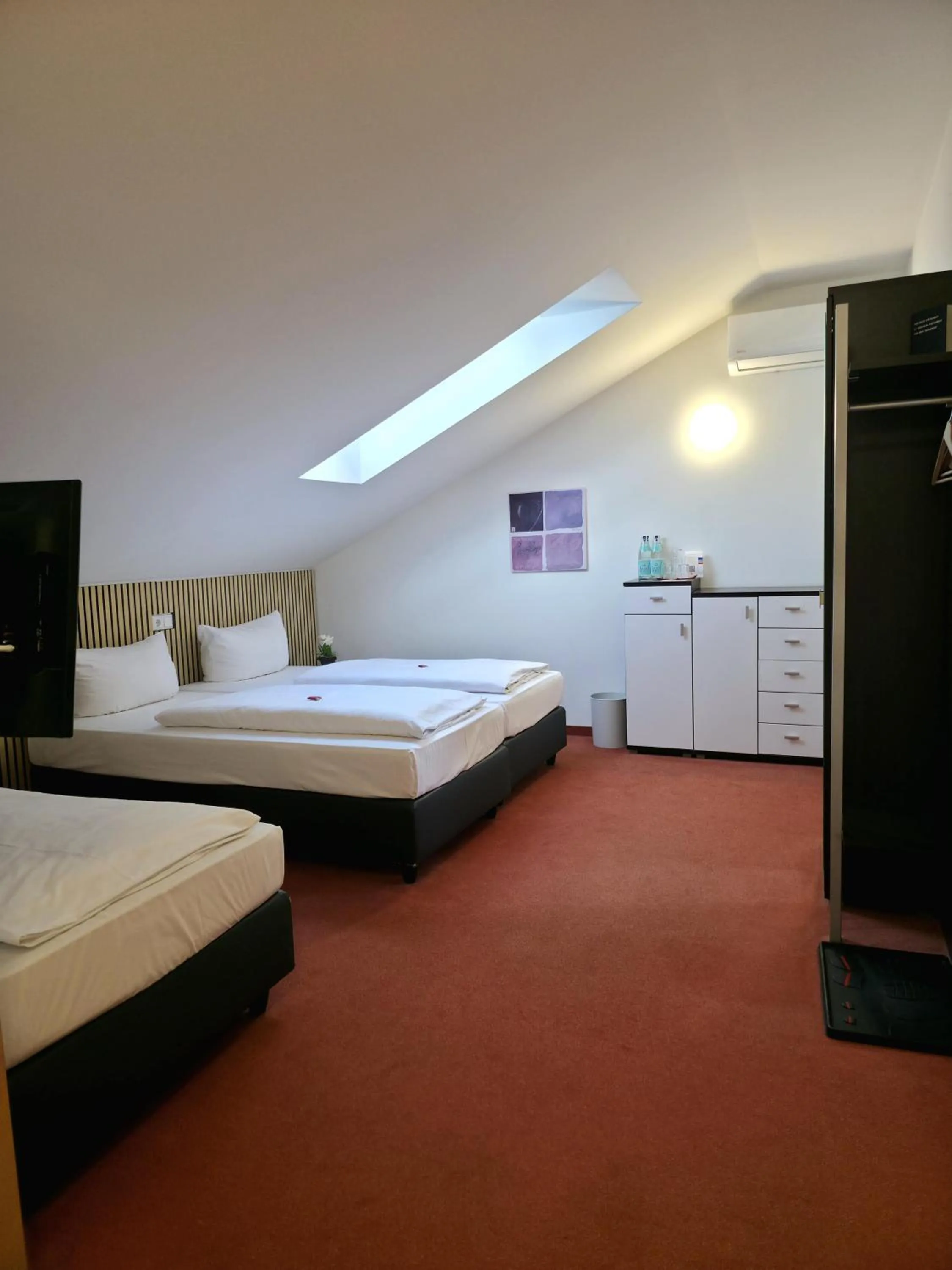 Photo of the whole room, Bed in Hotel Günter