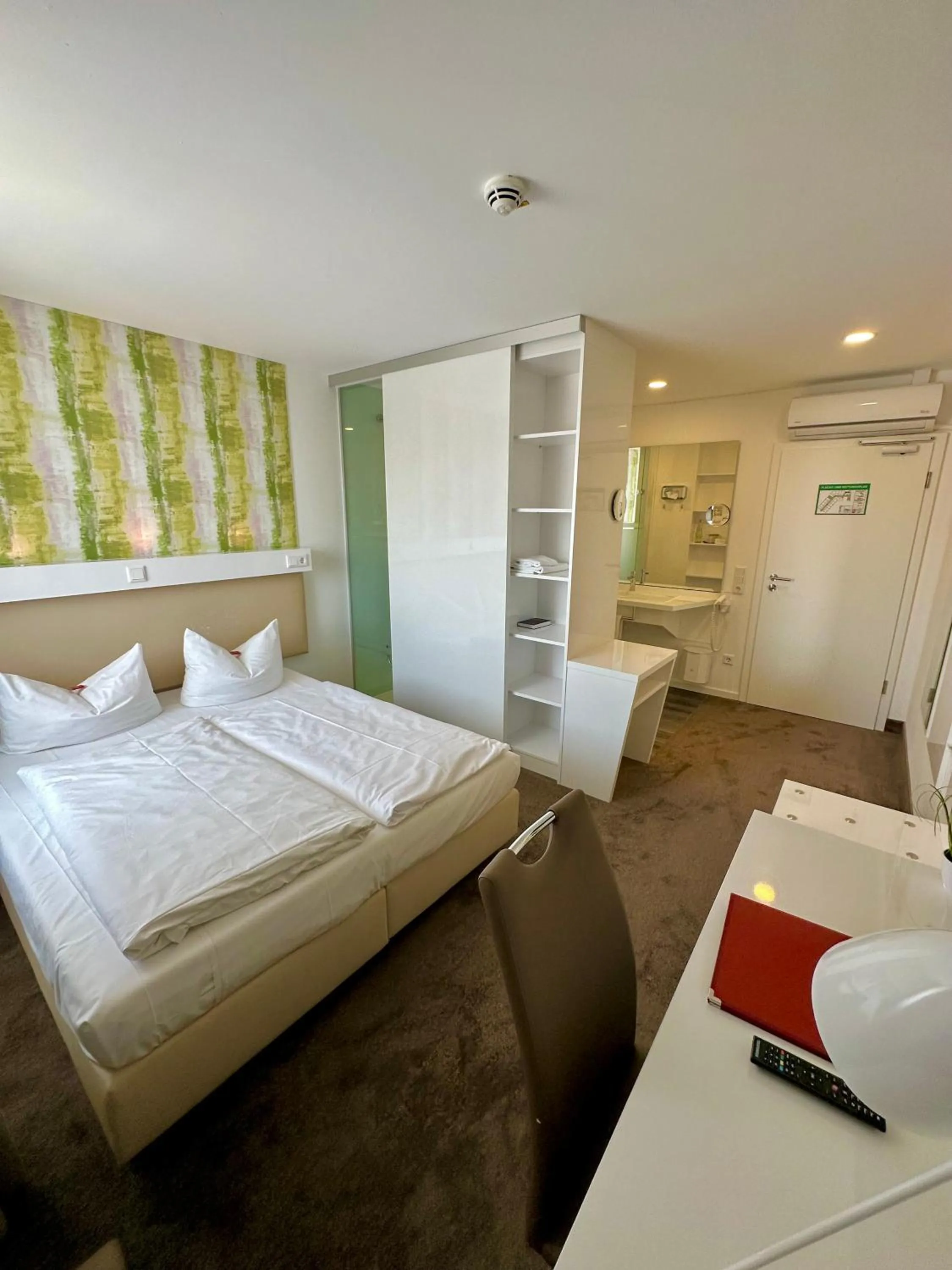 Photo of the whole room, Bed in Hotel Günter