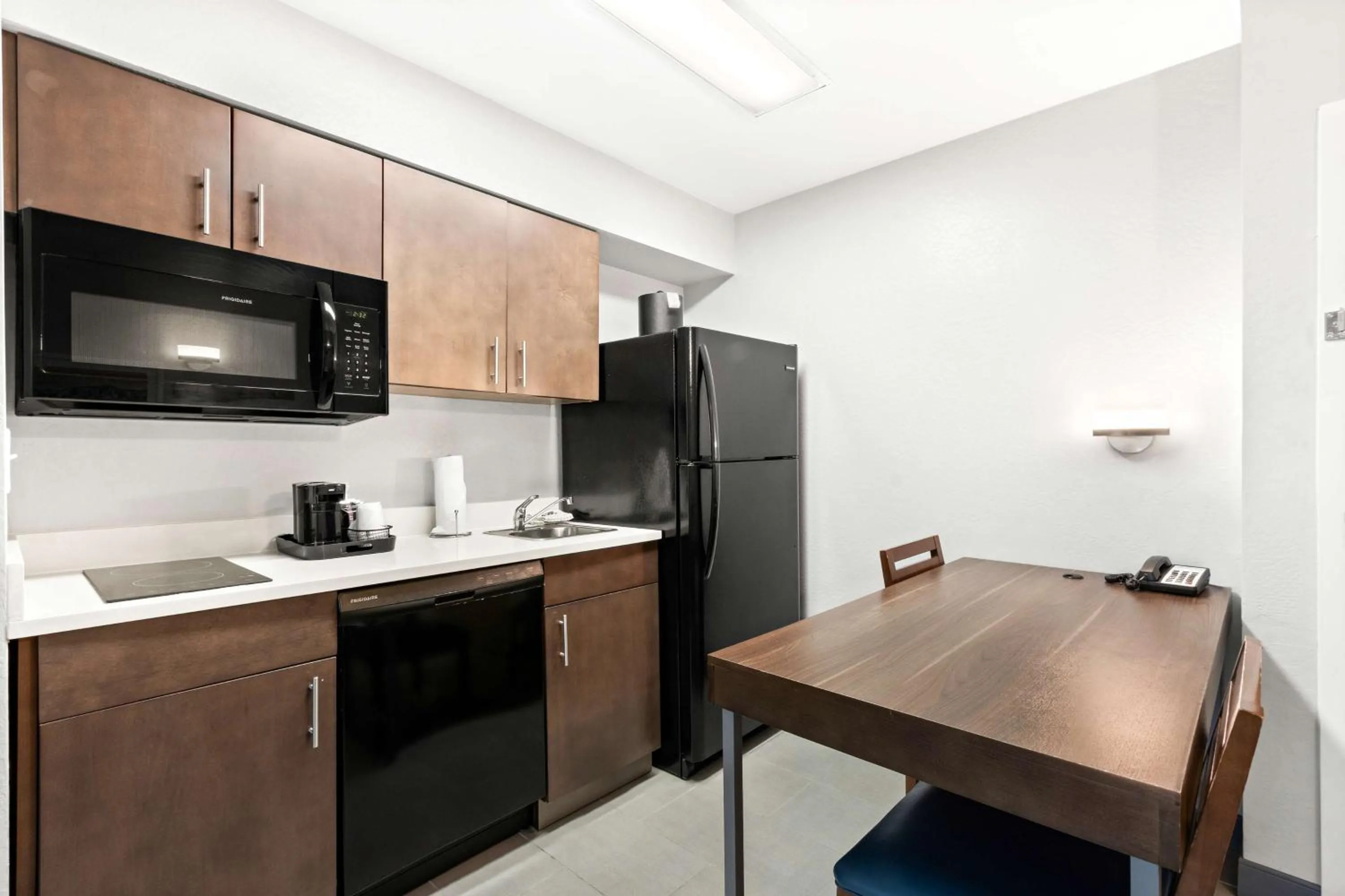Kitchen or kitchenette in Hampton Inn & Suites Phoenix-Goodyear