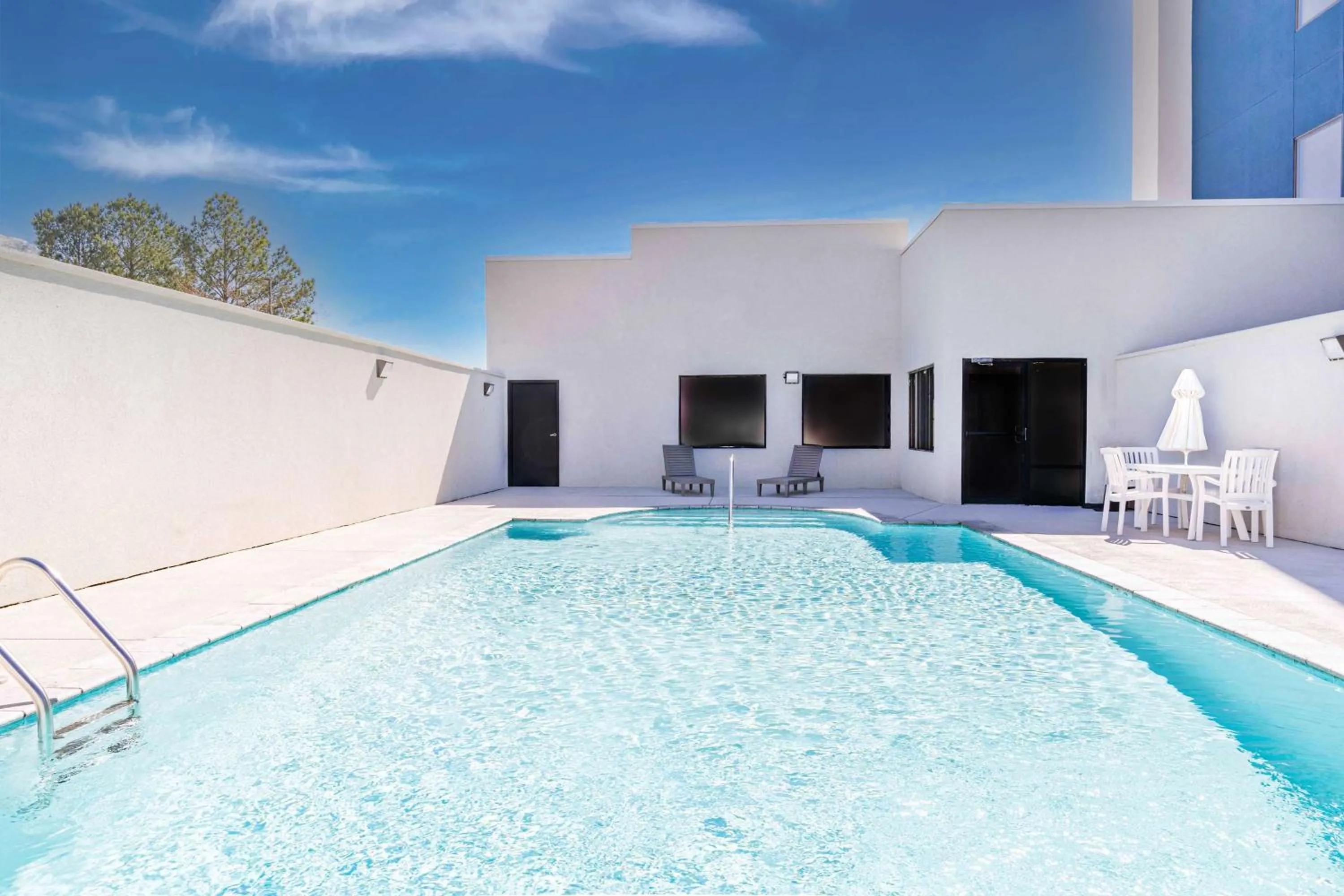 Pool view in Hampton Inn Baton Rouge - Denham Springs