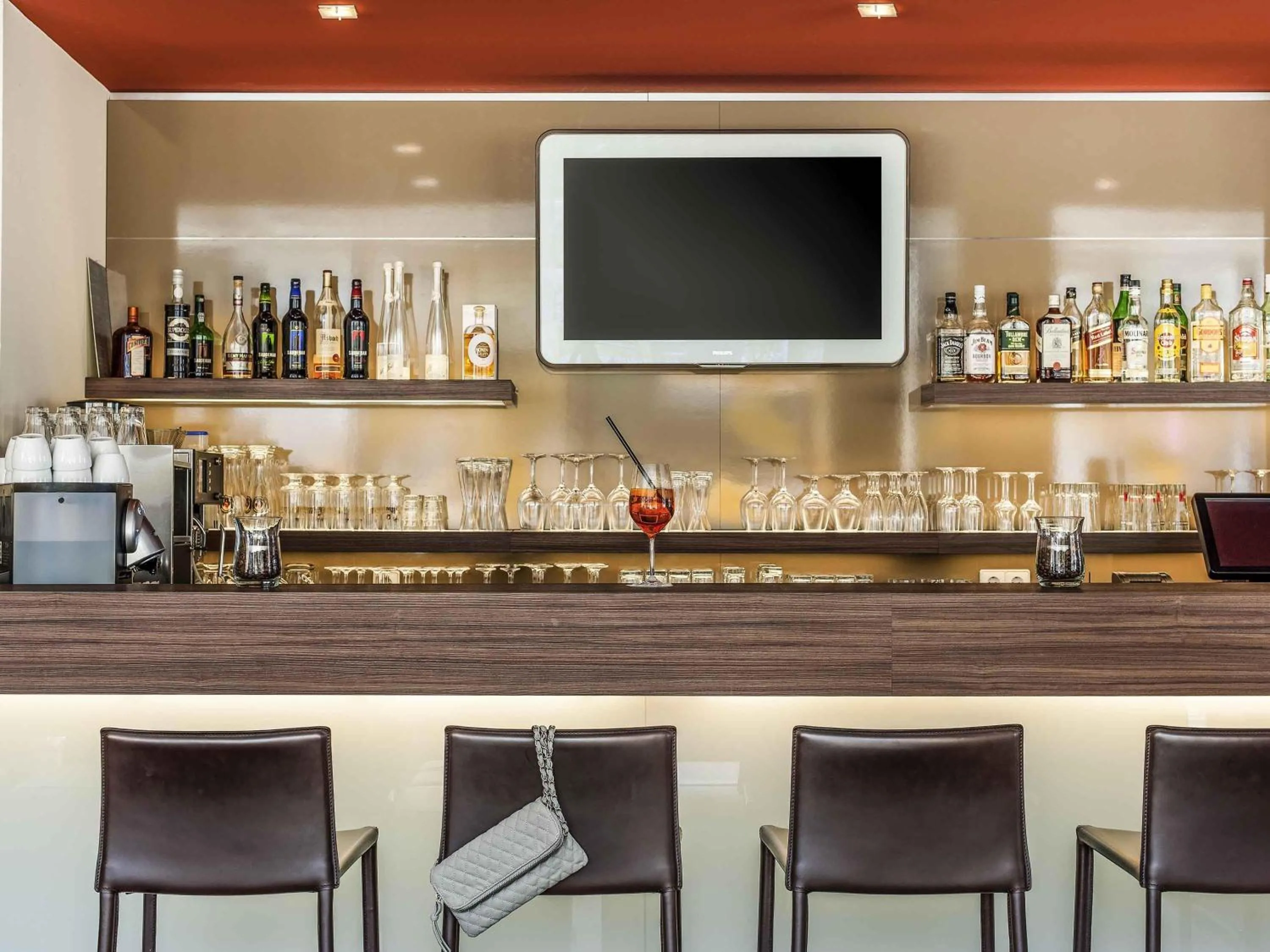 Lounge or bar in ibis Hotel Friedrichshafen Airport Messe