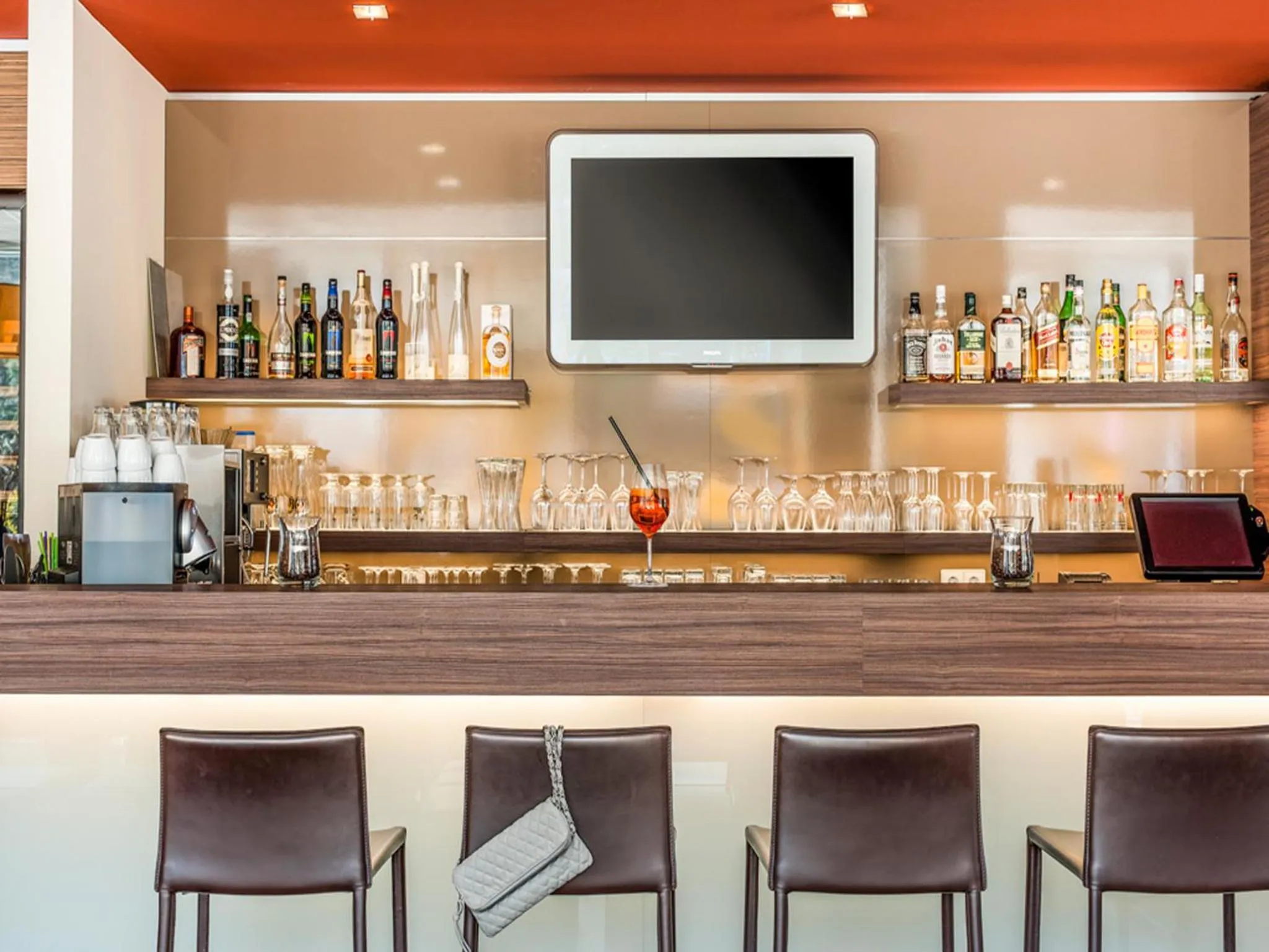 Lounge or bar in ibis Hotel Friedrichshafen Airport Messe