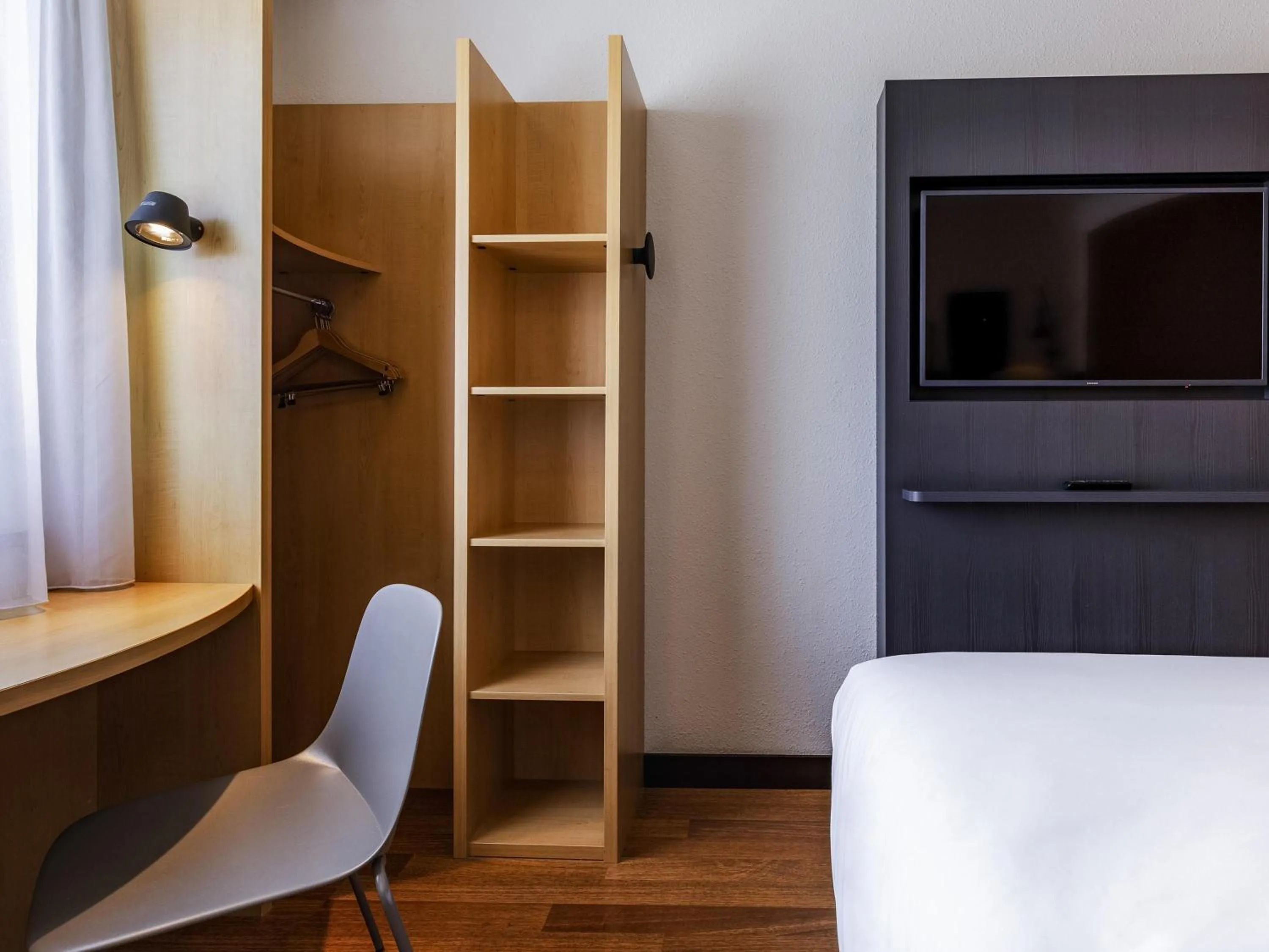 Bedroom, Bed in ibis Hotel Friedrichshafen Airport Messe