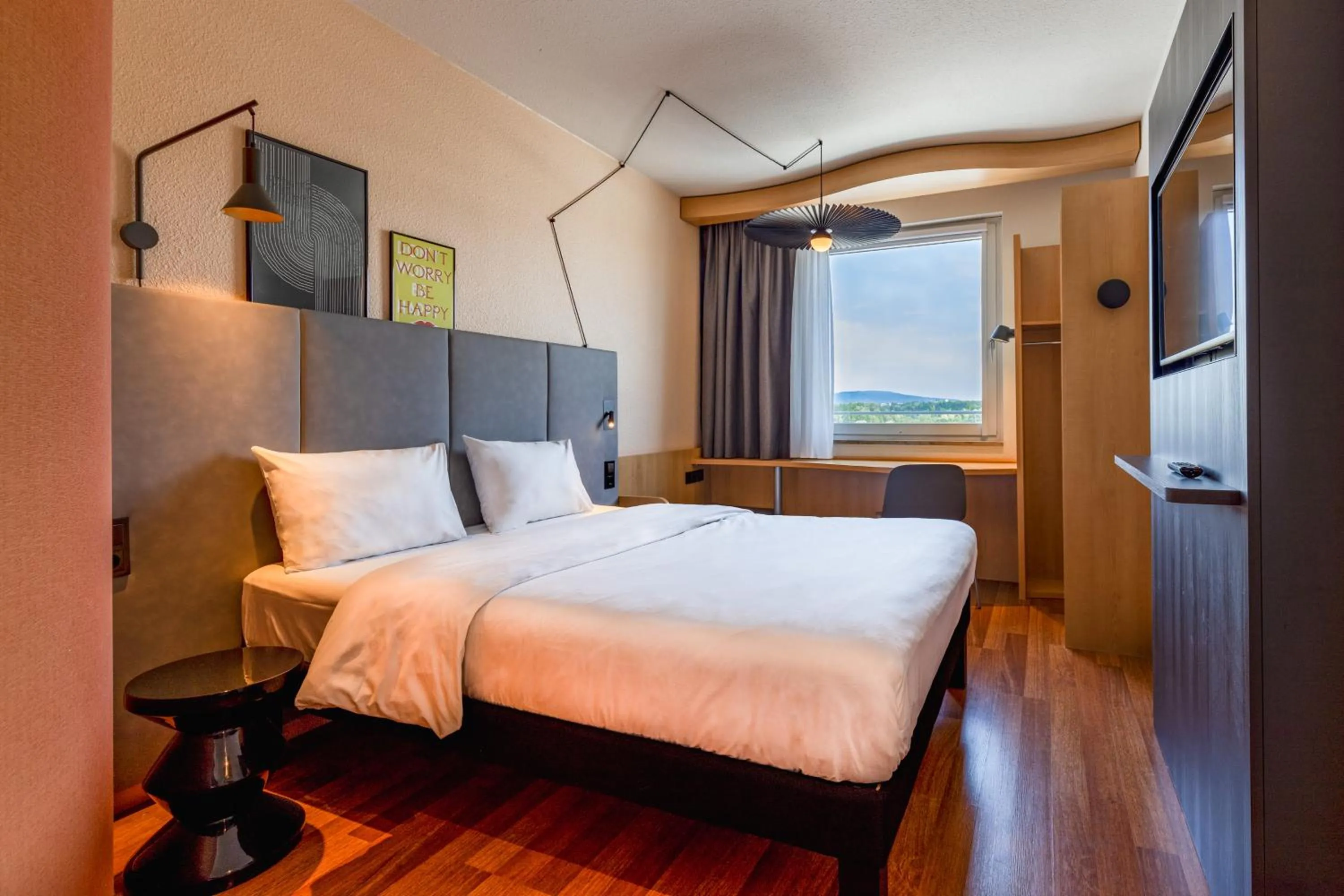 Bed in ibis Hotel Friedrichshafen Airport Messe