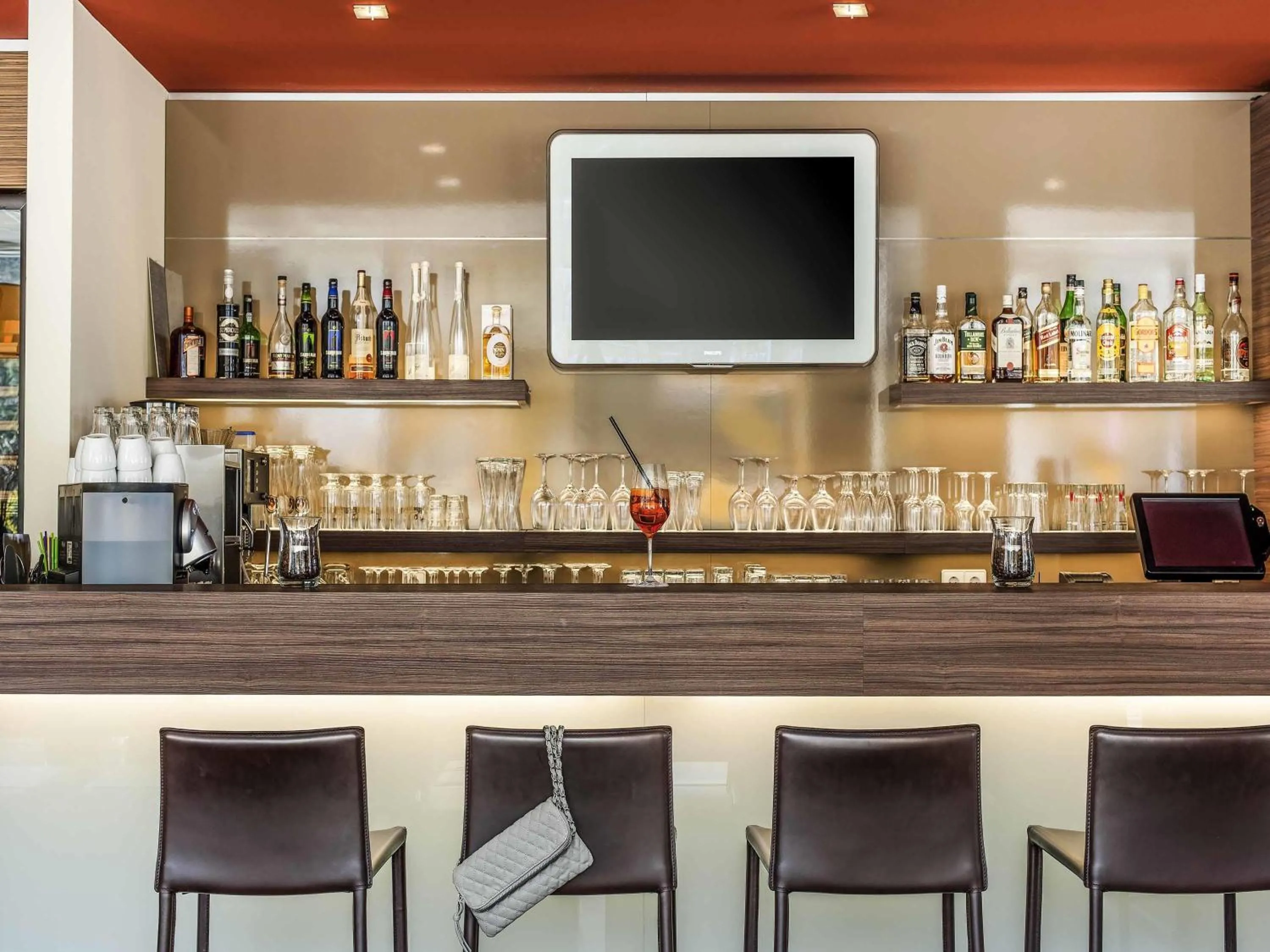 Lounge or bar in ibis Hotel Friedrichshafen Airport Messe