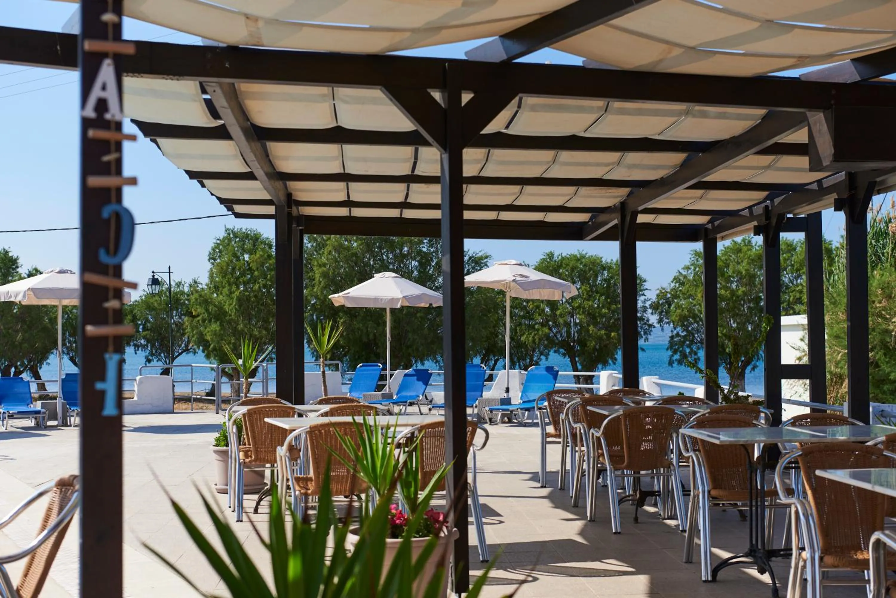 Restaurant/places to eat in Kalloni Bay