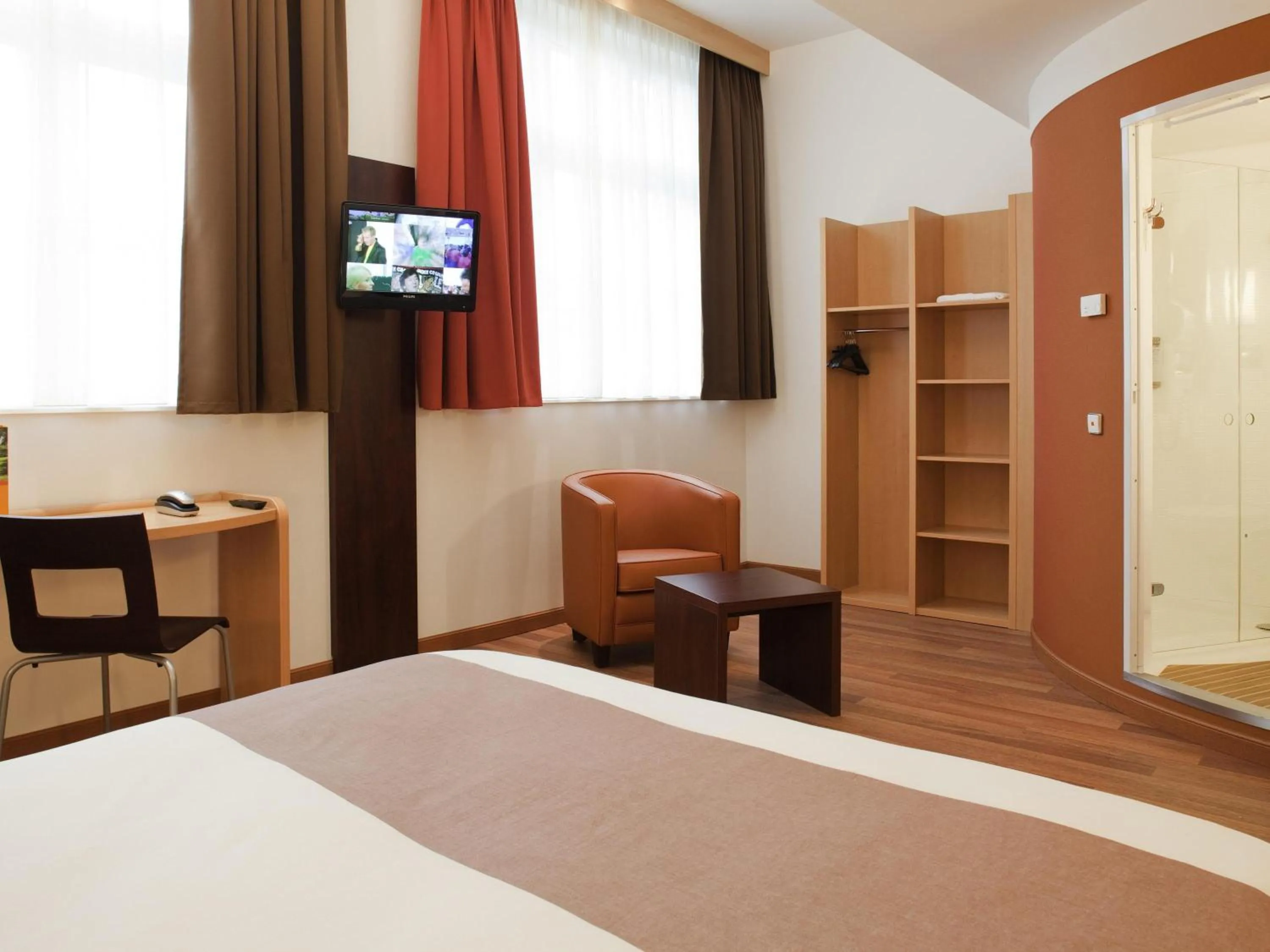 Bedroom, Bed in ibis Karlsruhe Hauptbahnhof