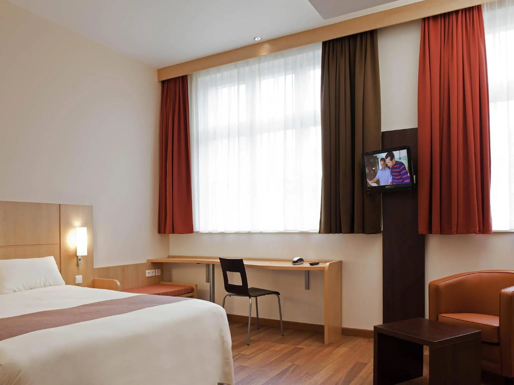 Bedroom, Bed in ibis Karlsruhe Hauptbahnhof