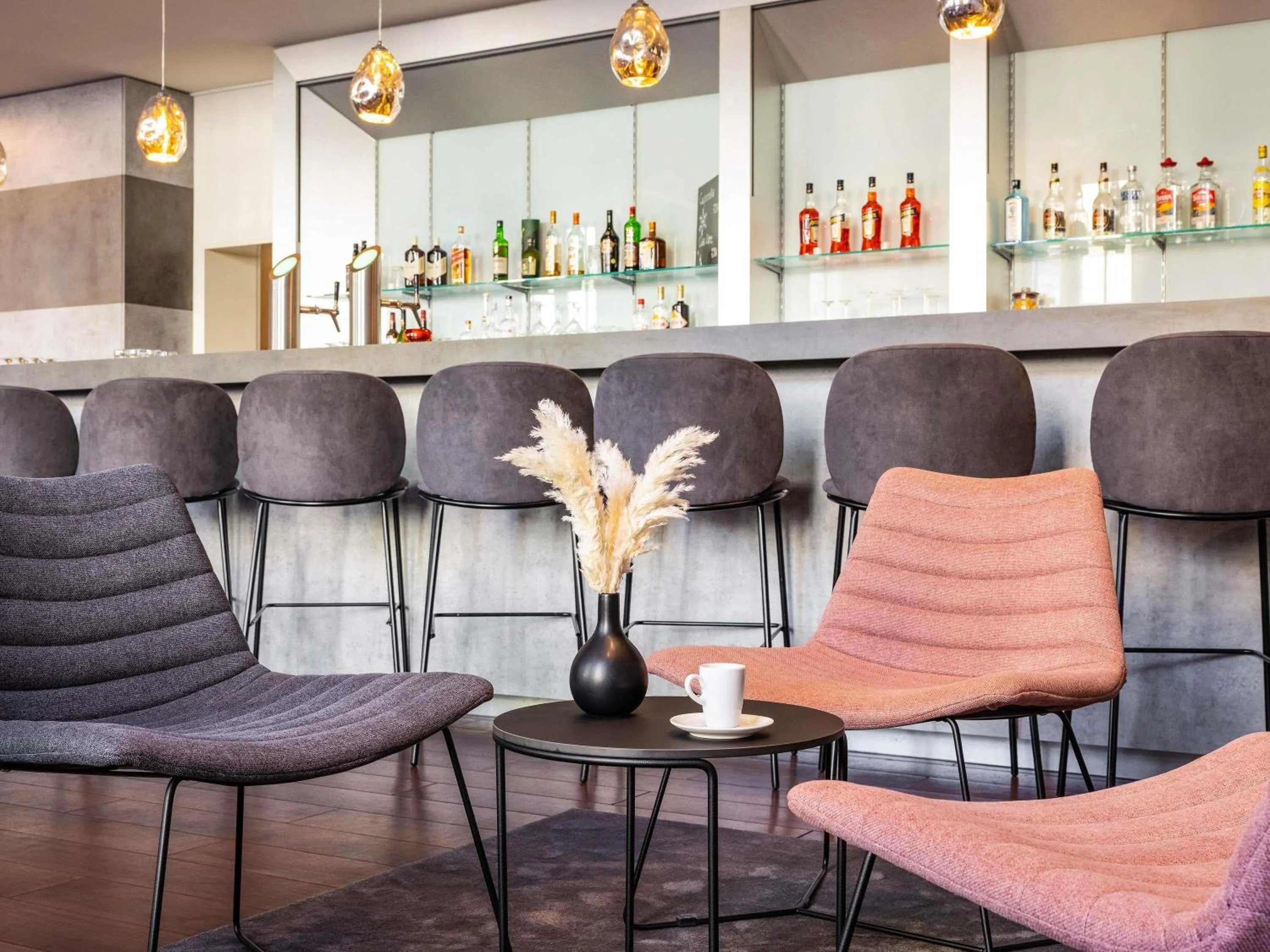 Lounge or bar in ibis Karlsruhe Hauptbahnhof