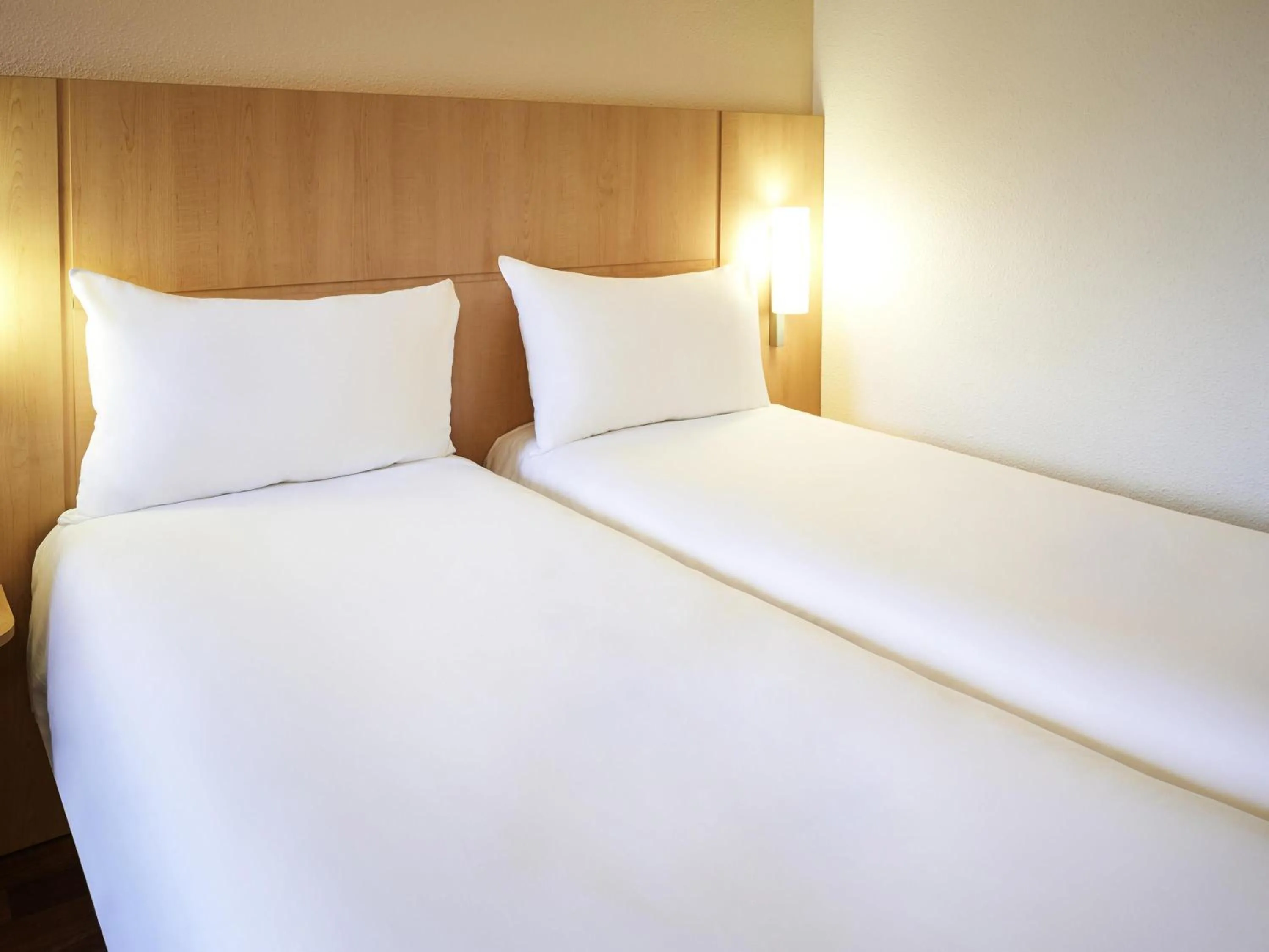 Bedroom, Bed in ibis Karlsruhe Hauptbahnhof