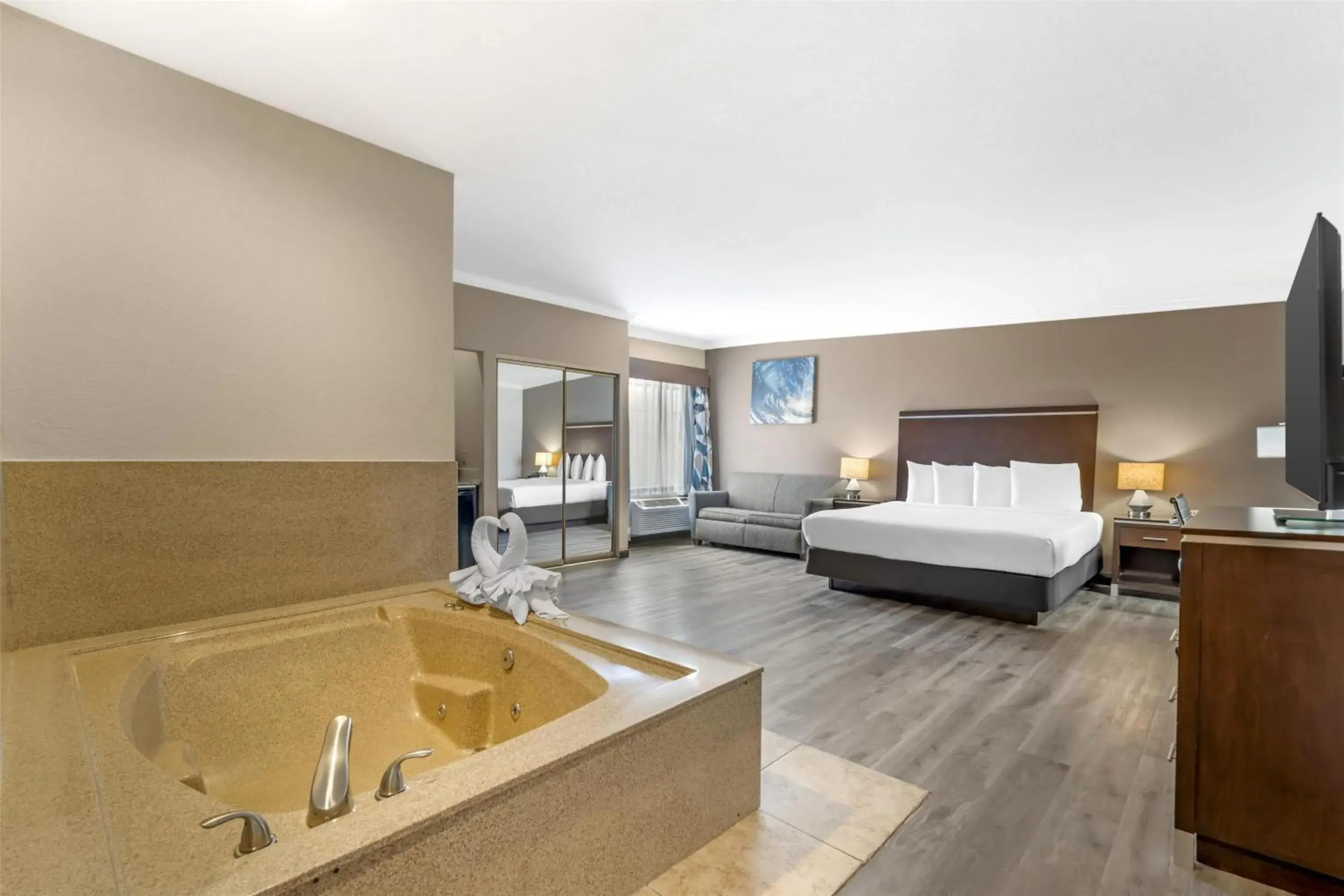 King Room with Whirlpool - Non-Smoking in Best Western Redondo Beach Galleria Inn Hotel - Beach City LA King Room with Whirlpool - Non-Smoking in Best Western Redondo Beach Galleria Inn Hotel - Beach City LA