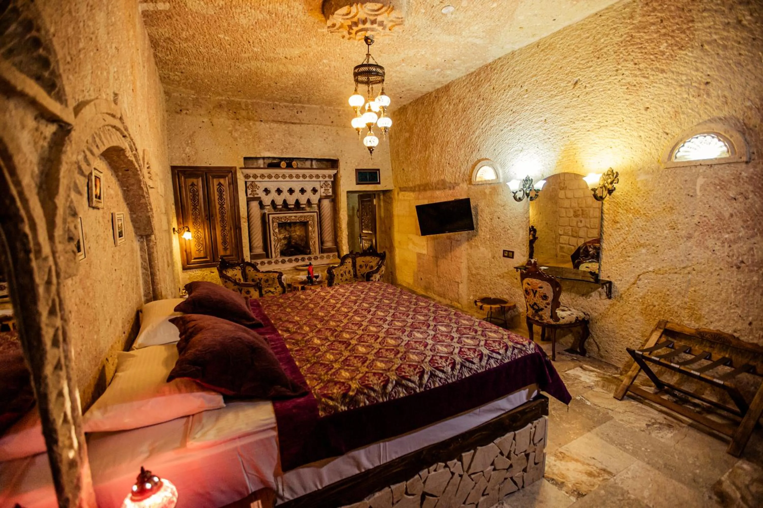 Photo of the whole room in Oread Cave Suites
