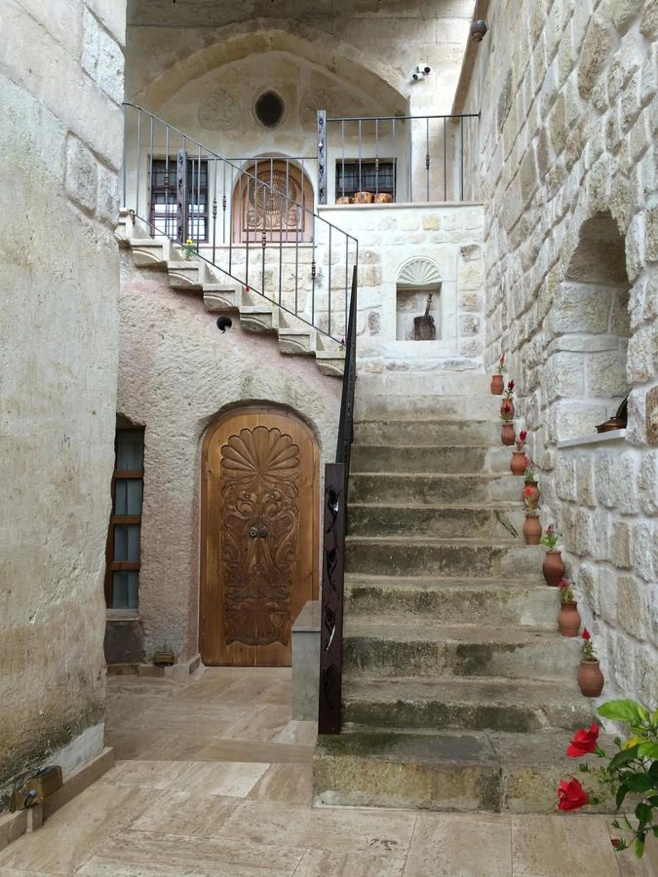 Facade/entrance in Oread Cave Suites