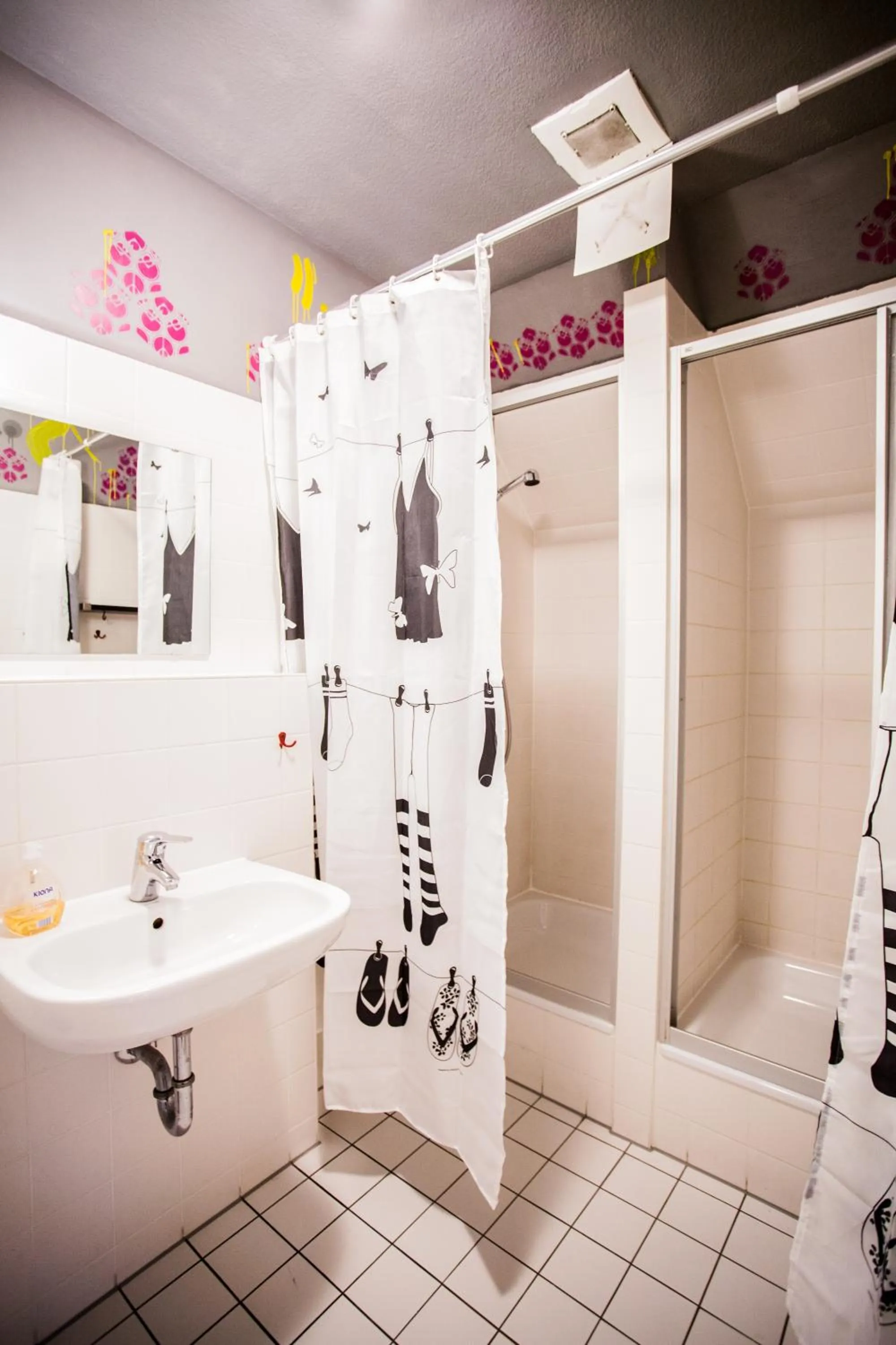 Shower in Labyrinth Hostel Weimar