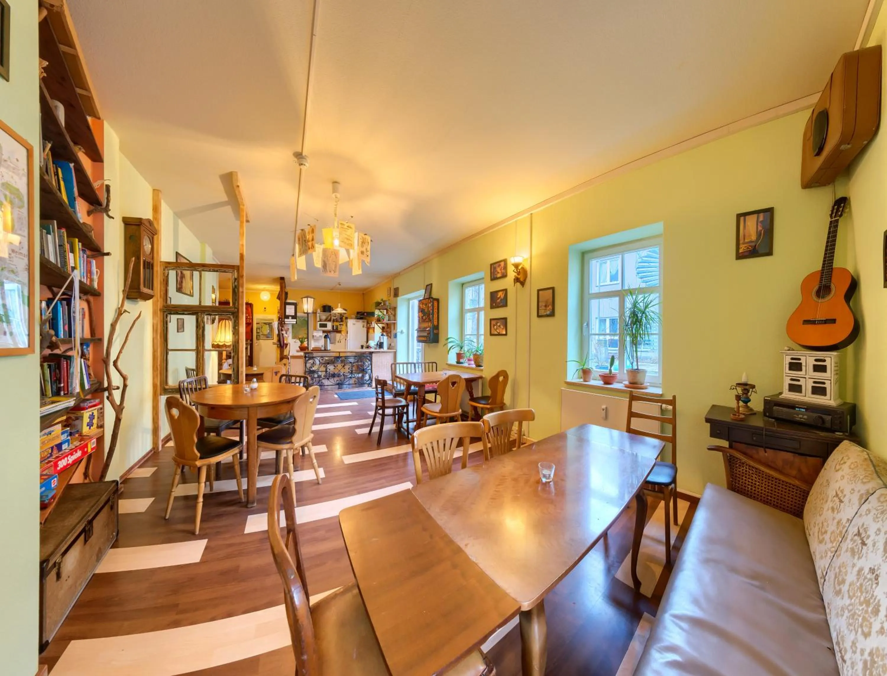 Communal lounge/ TV room in Labyrinth Hostel Weimar