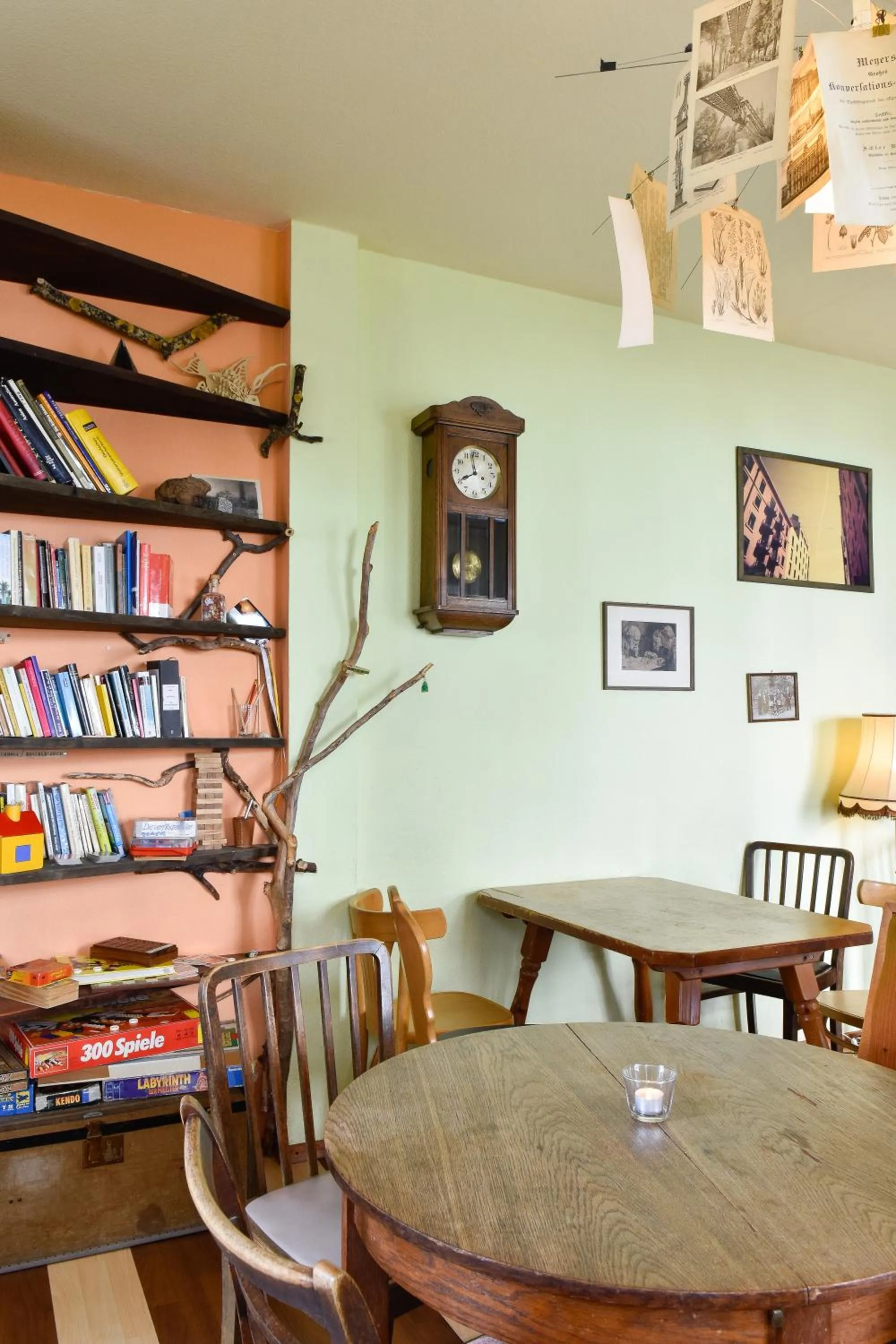 Library in Labyrinth Hostel Weimar