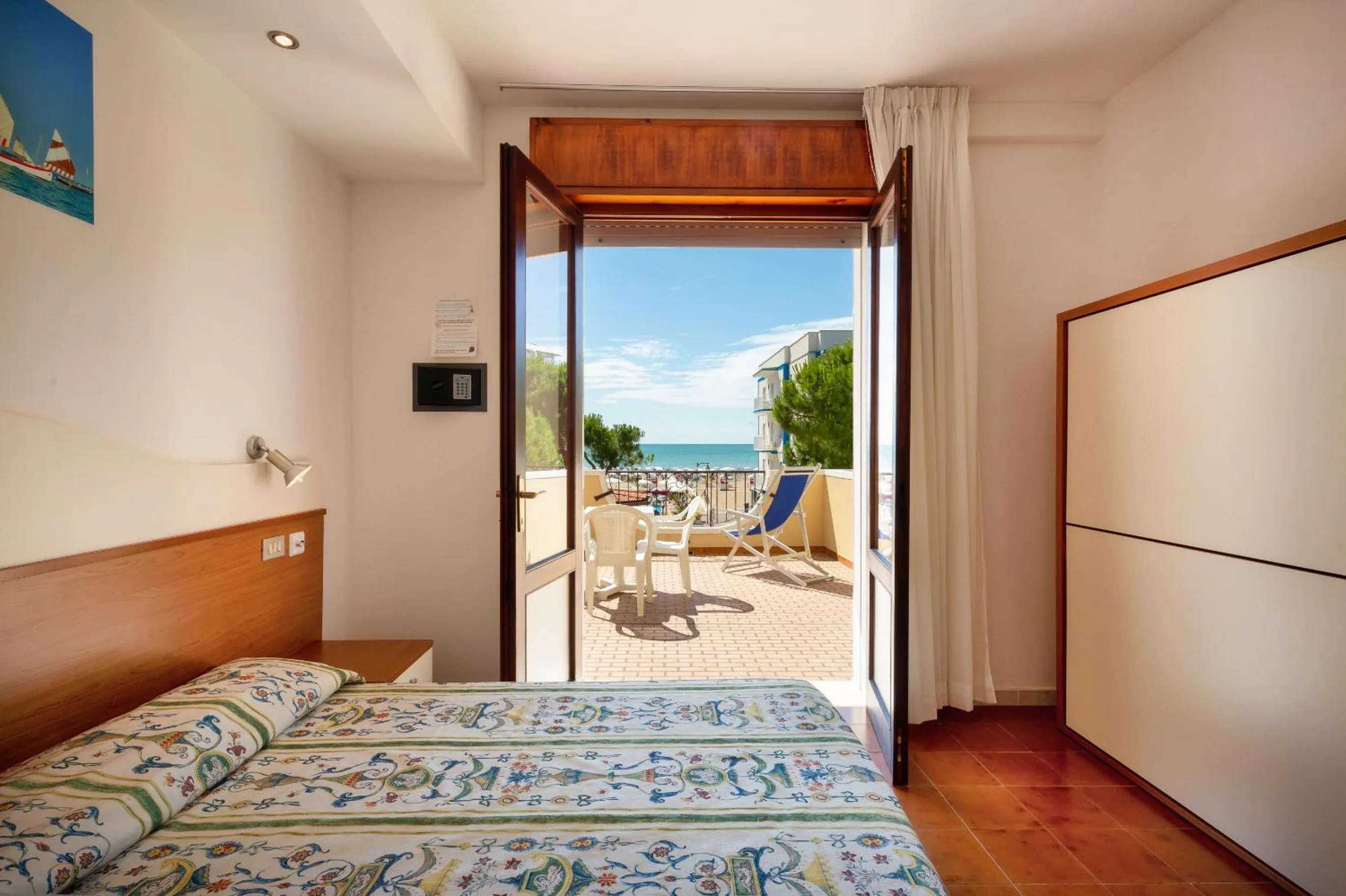 Balcony/Terrace, Bed in Hotel Coralba