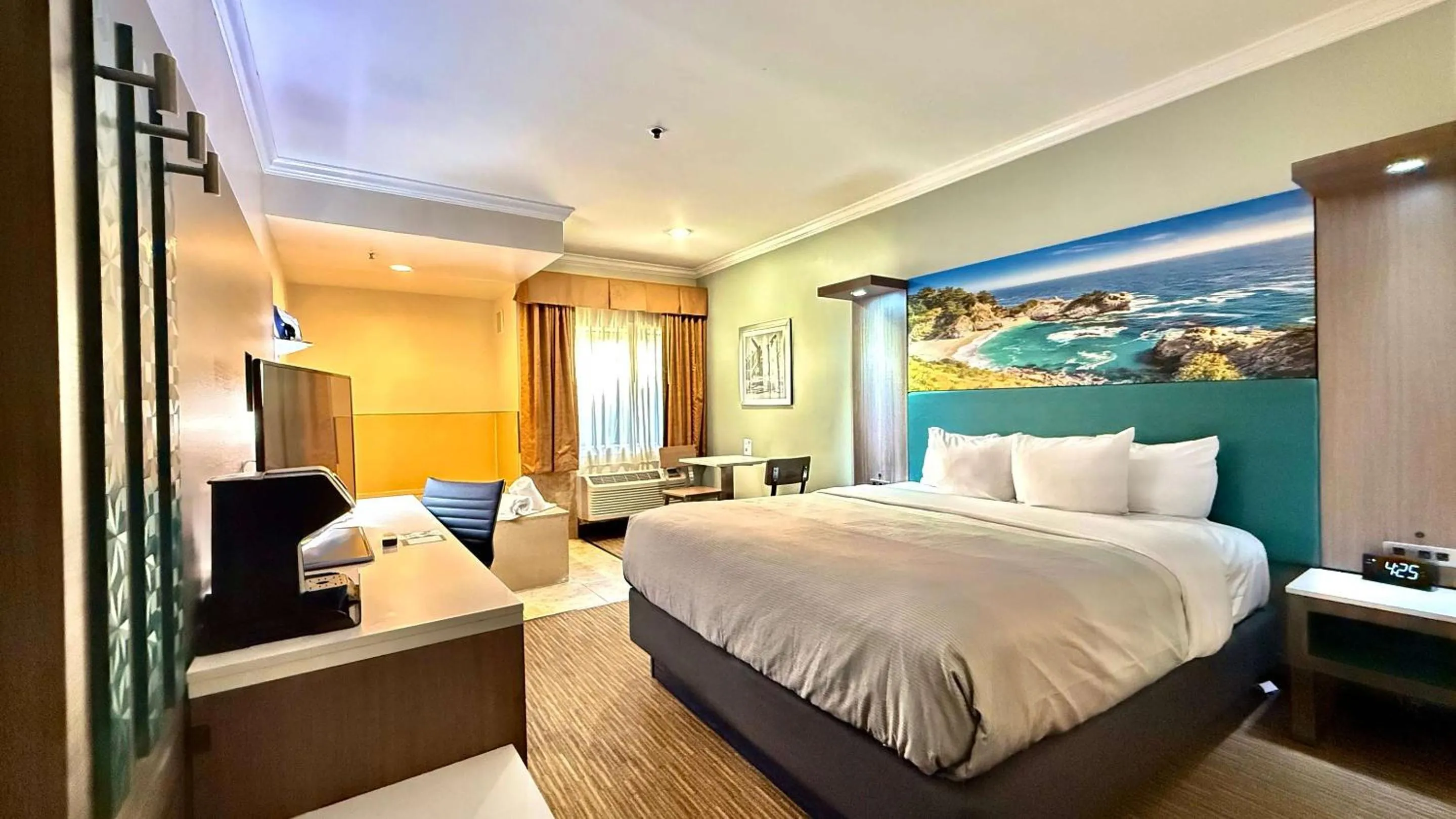 Bedroom, Bed in Quality Inn & Suites Los Angeles Airport - LAX