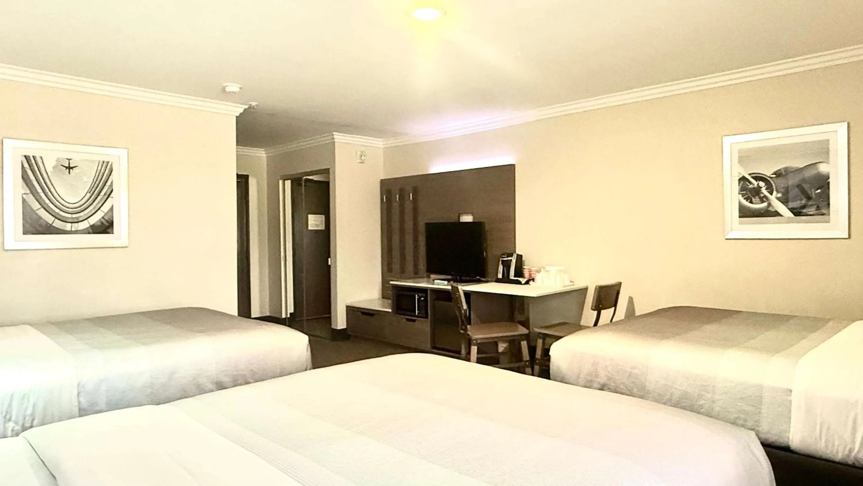 Bedroom, Bed in Quality Inn & Suites Los Angeles Airport - LAX