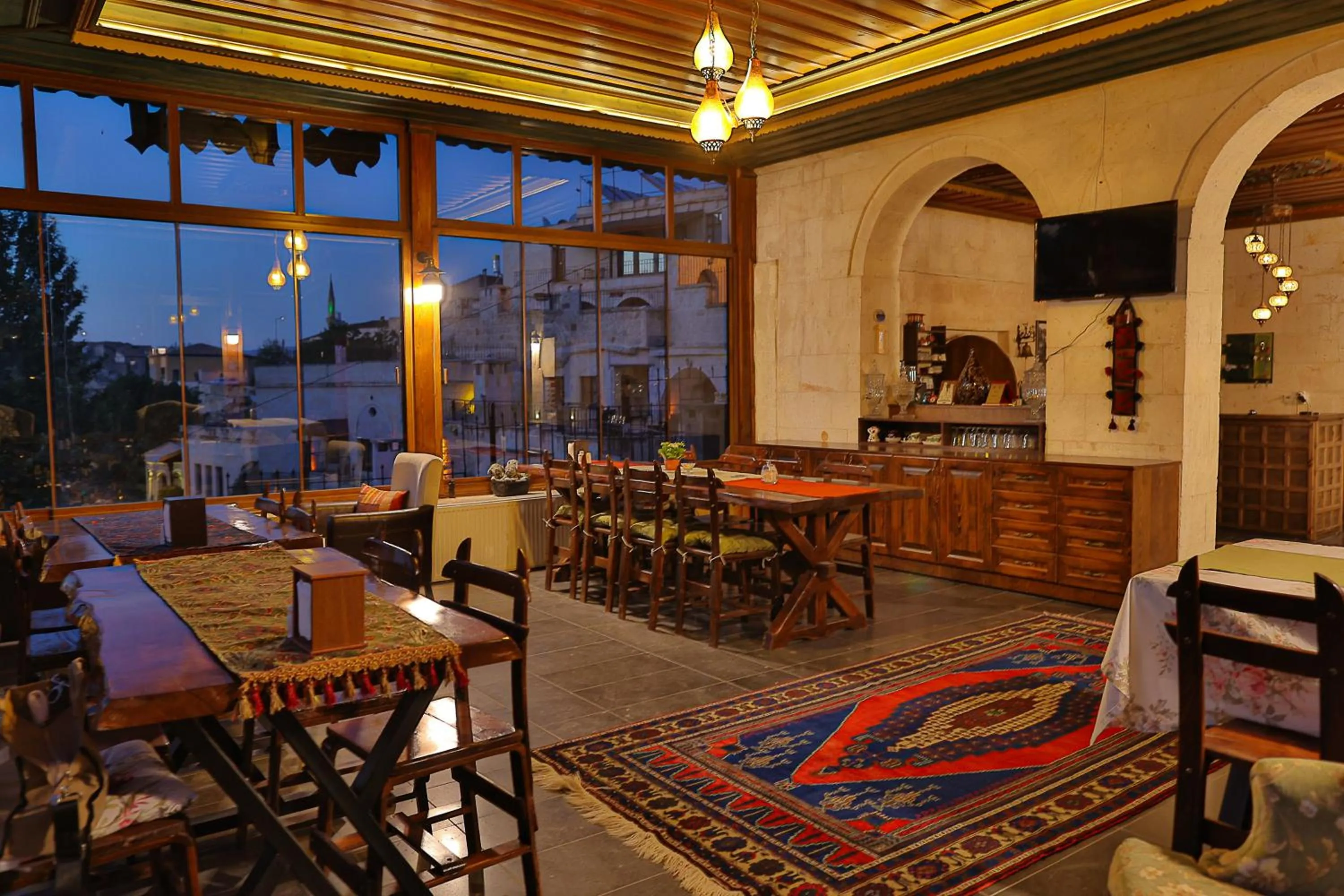 Restaurant/places to eat in Demisos Caves Hotel