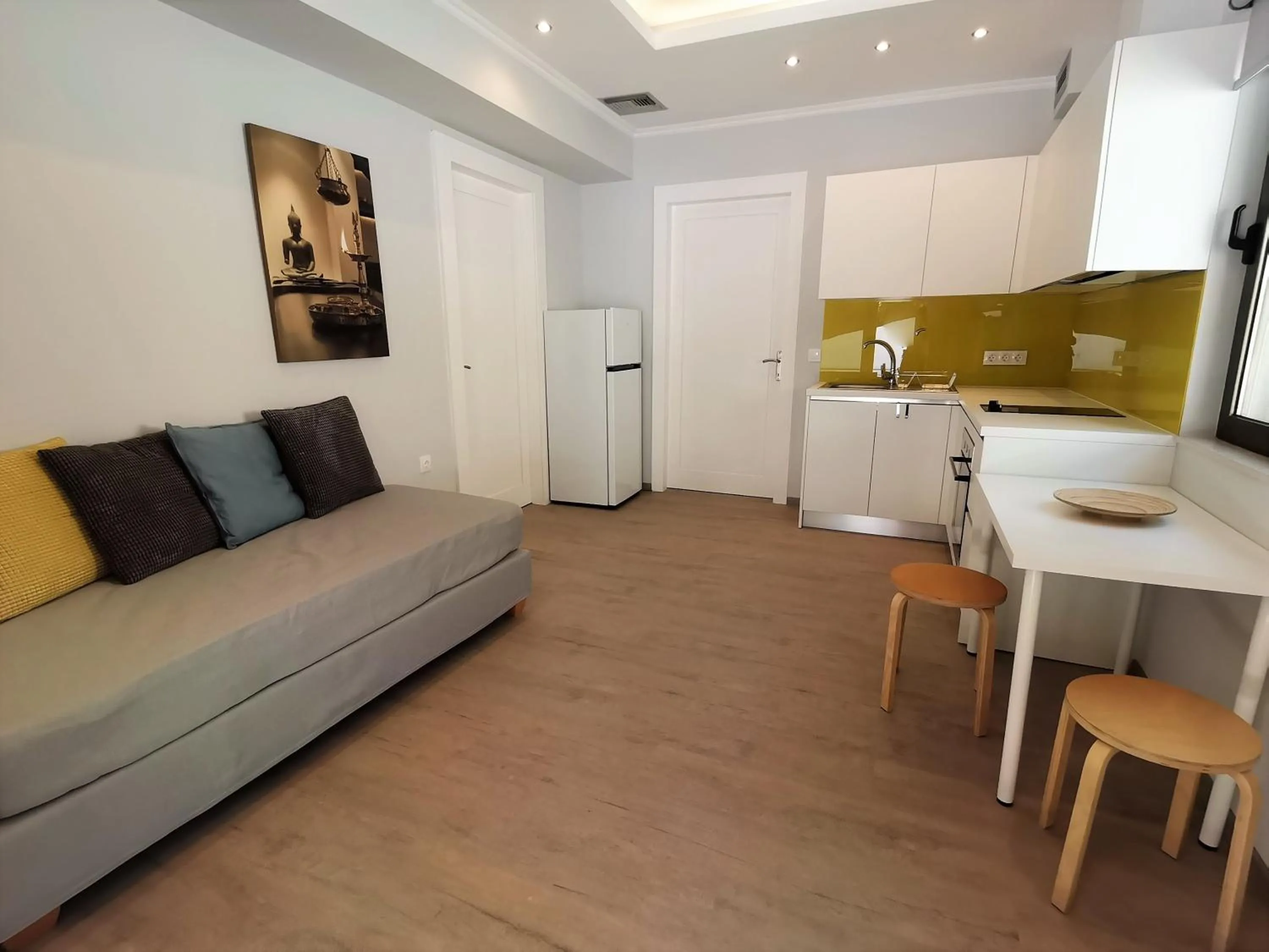 Kitchen or kitchenette, Seating Area in Helion Apartments