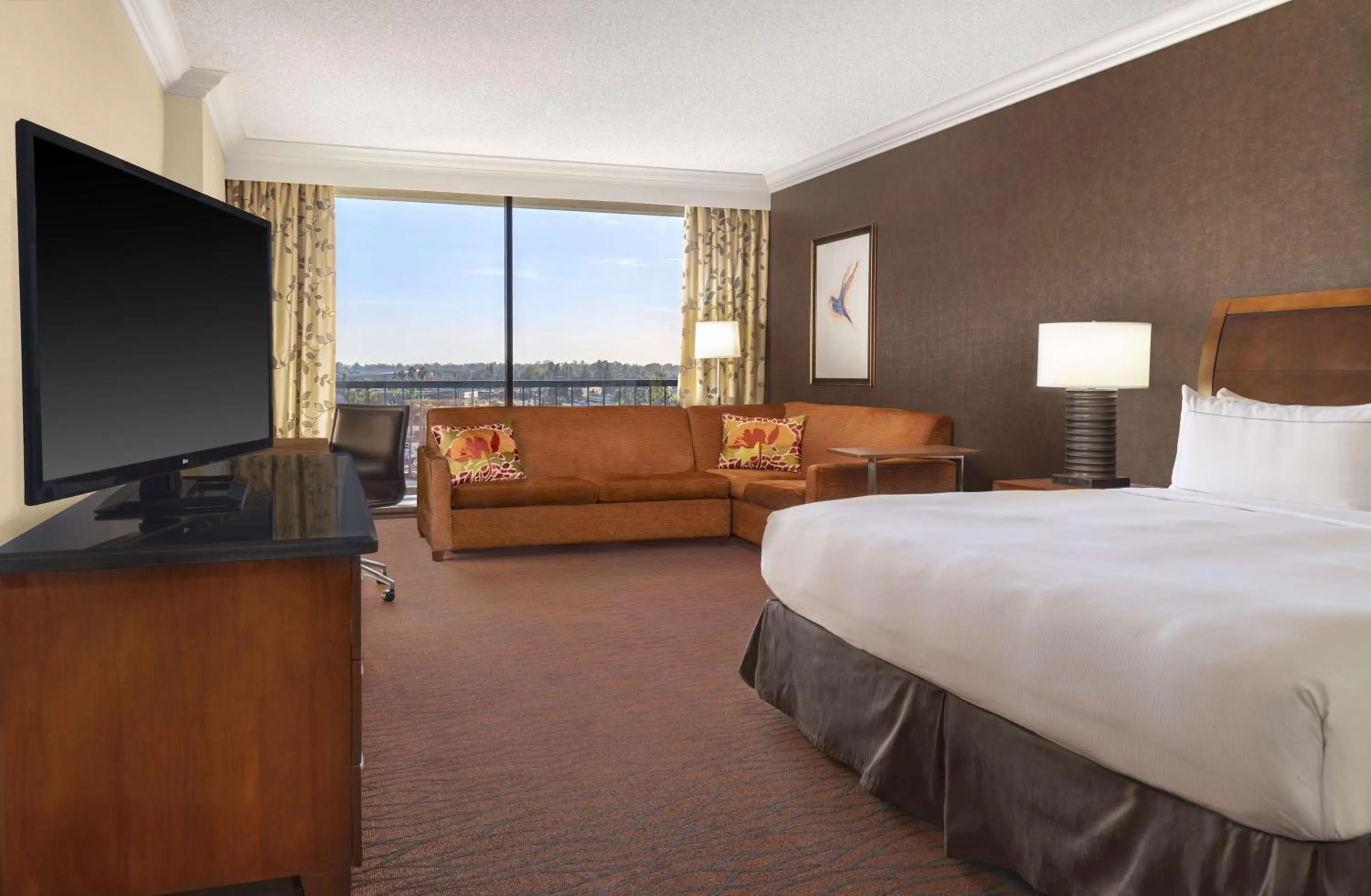 Living room, Bed in Hilton Orange County/Costa Mesa