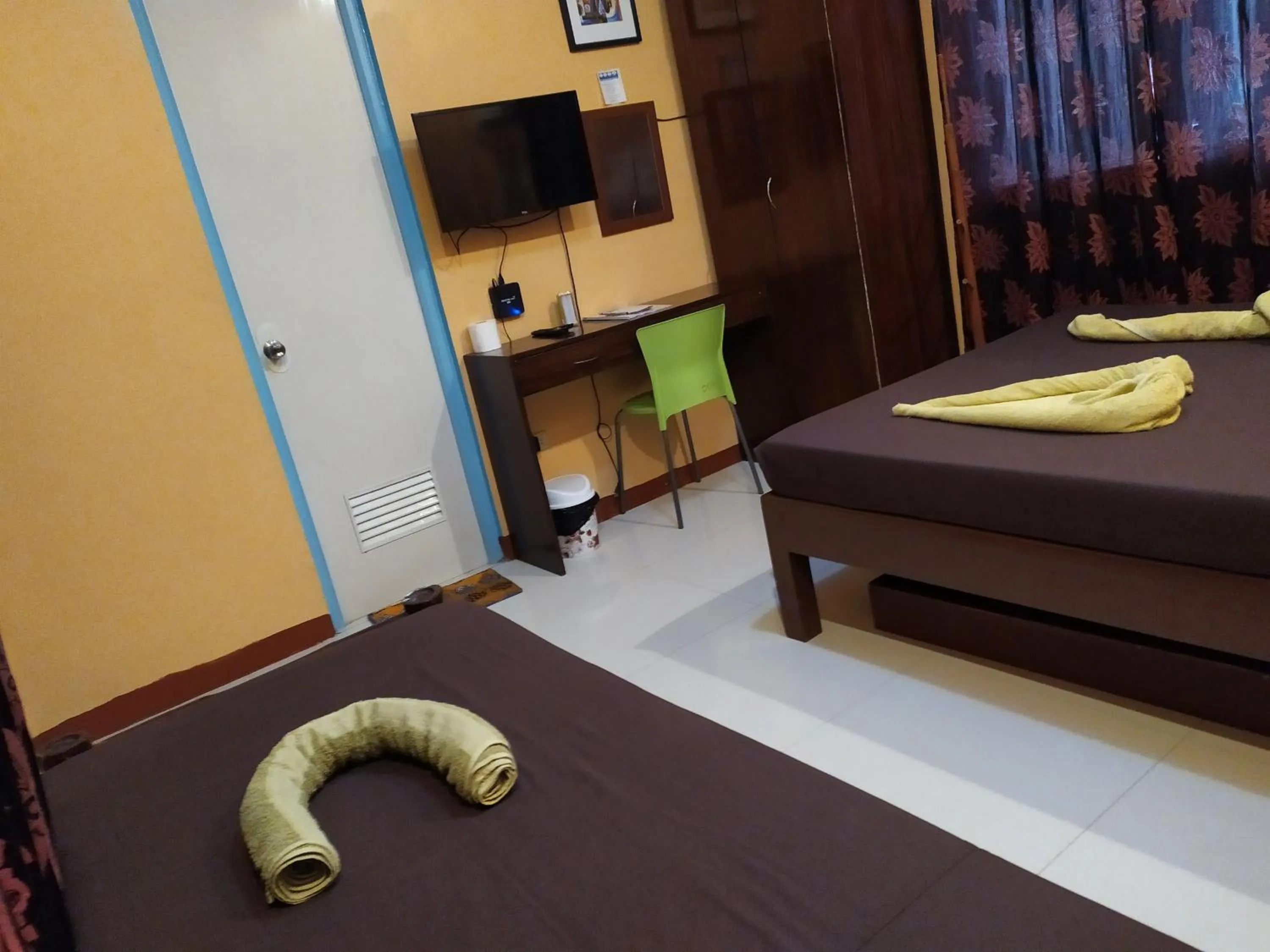 TV and multimedia, Bed in St. John Island View Pensionne