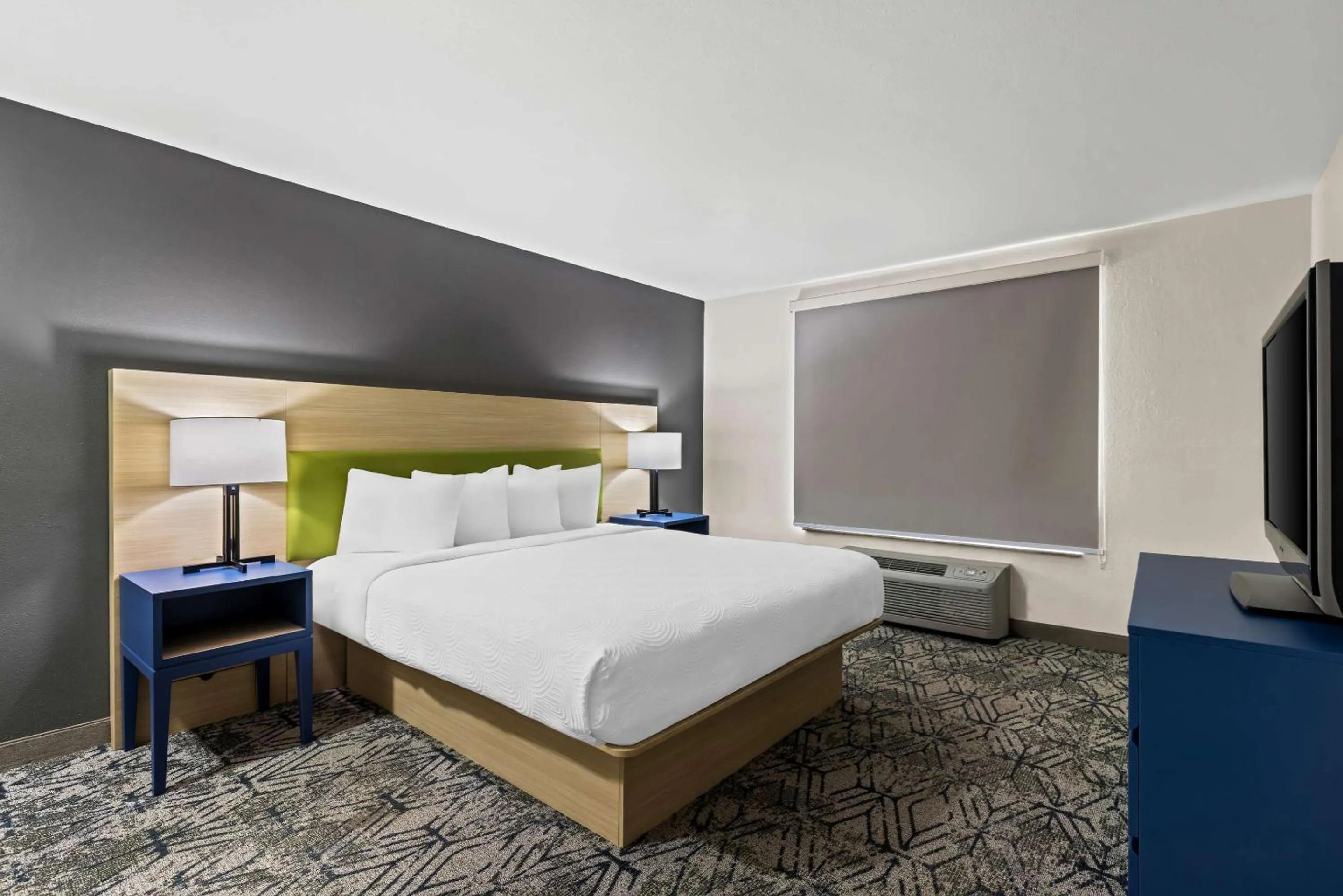 Bedroom, Bed in Country Inn & Suites by Radisson, Savannah I-95 North, GA