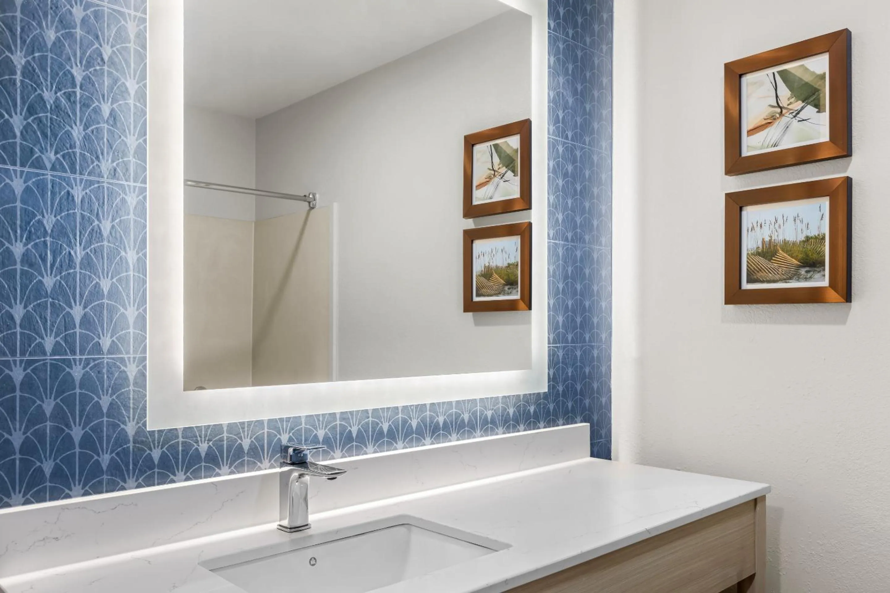 Bathroom in Country Inn & Suites by Radisson, Savannah I-95 North, GA