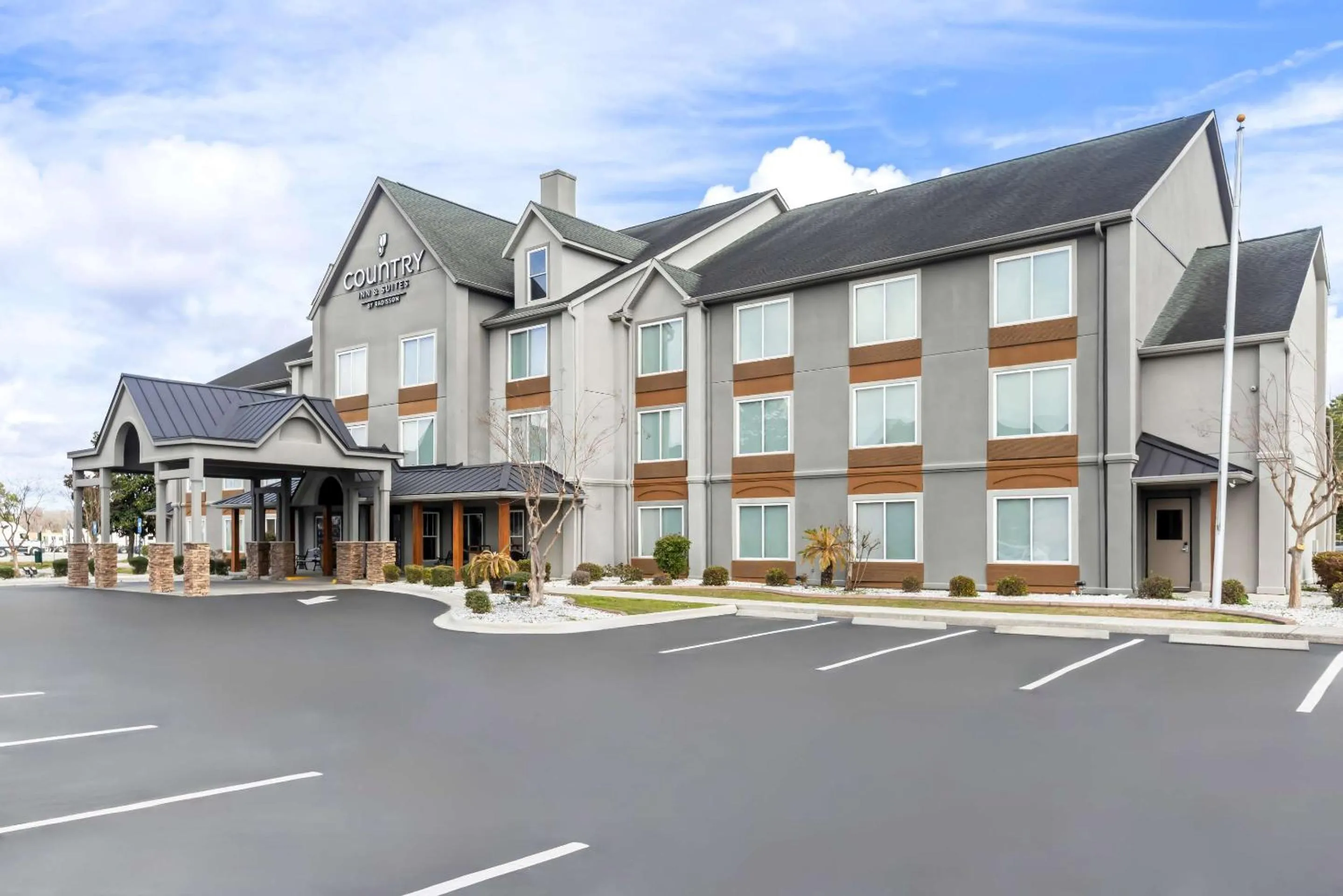Property building in Country Inn & Suites by Radisson, Savannah I-95 North, GA