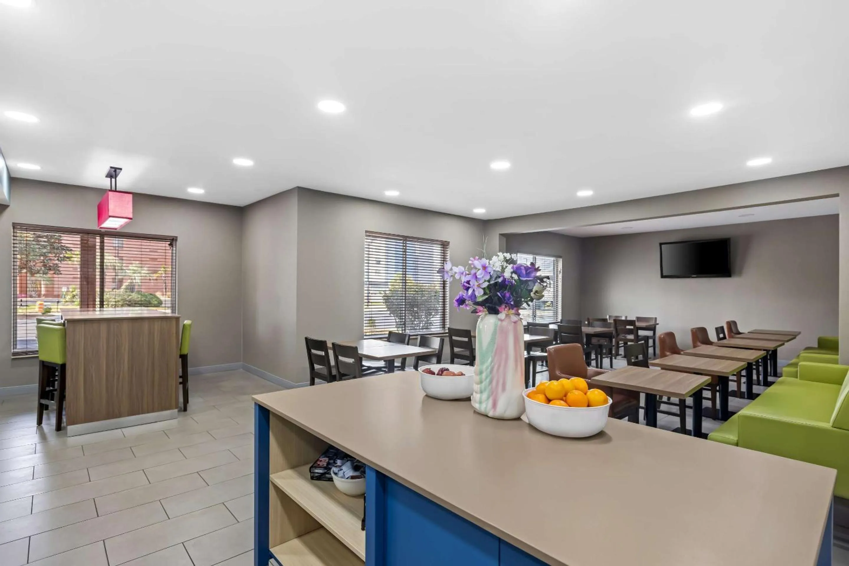 Breakfast in Country Inn & Suites by Radisson, Savannah I-95 North, GA