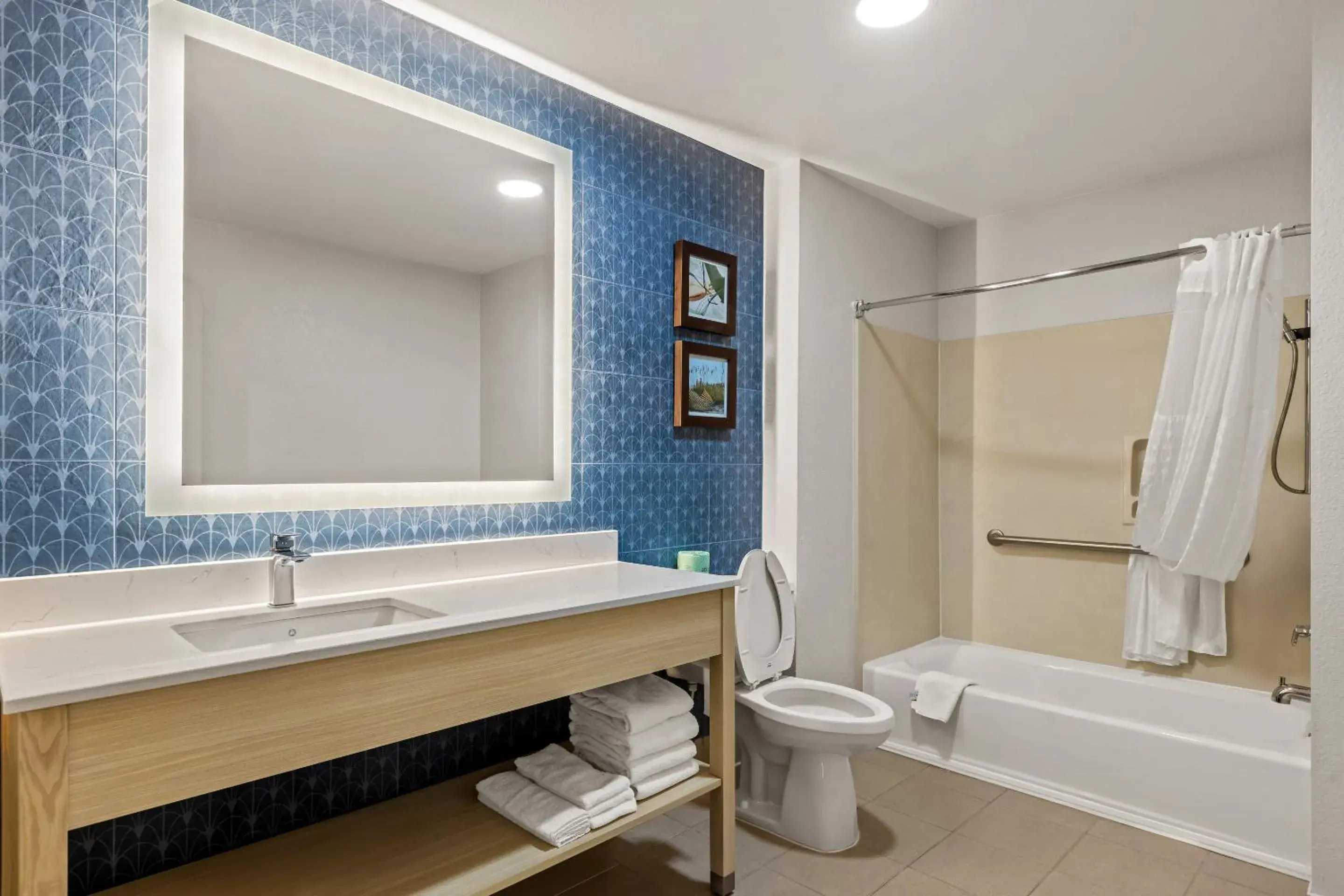 Queen Room with Two Queen Beds - Non-Smoking in Country Inn & Suites by Radisson, Savannah I-95 North, GA Queen Room with Two Queen Beds - Non-Smoking in Country Inn & Suites by Radisson, Savannah I-95 North, GA