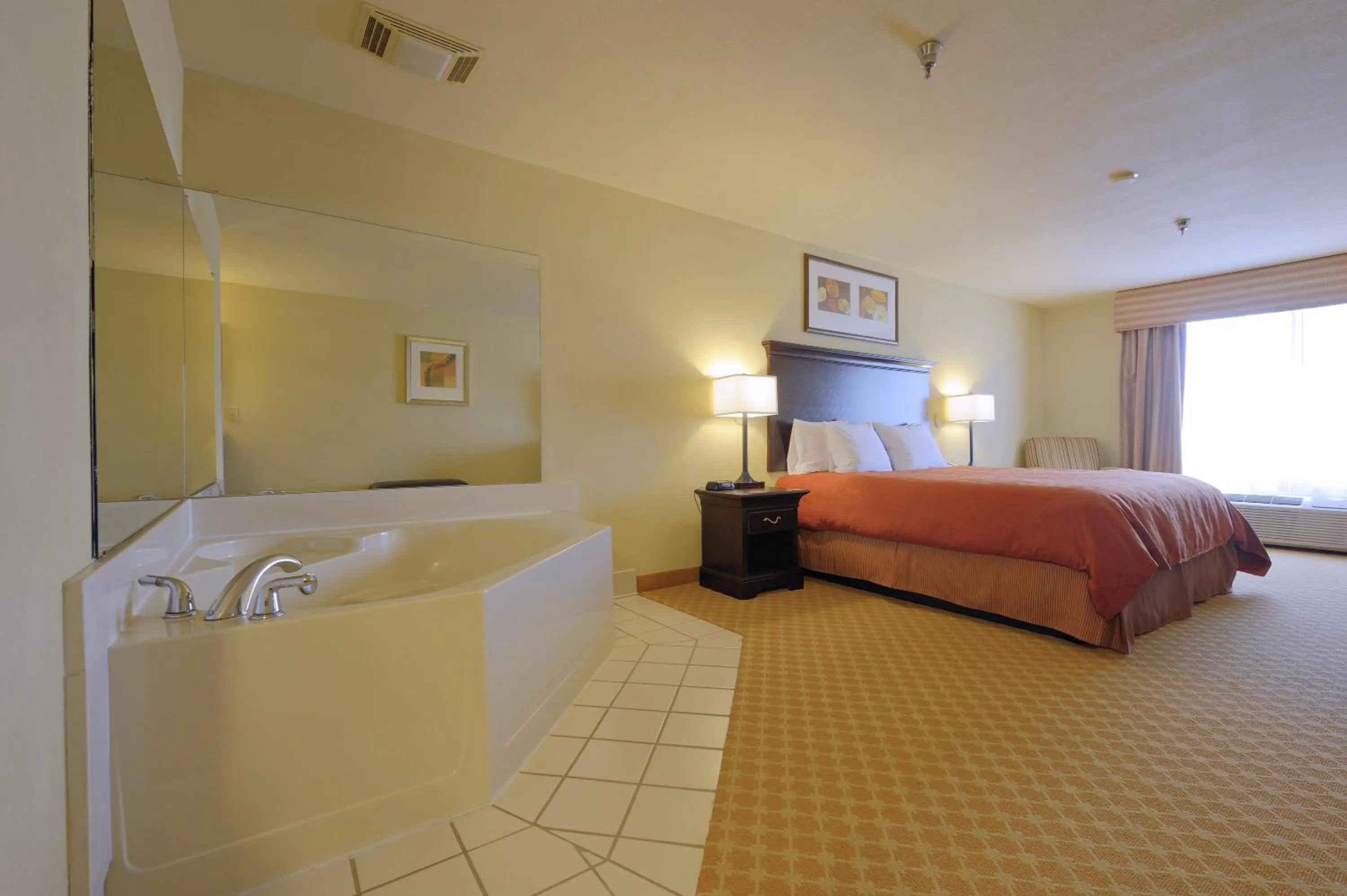 King Suite with Whirlpool - Non-Smoking in Country Inn & Suites by Radisson, Savannah I-95 North, GA