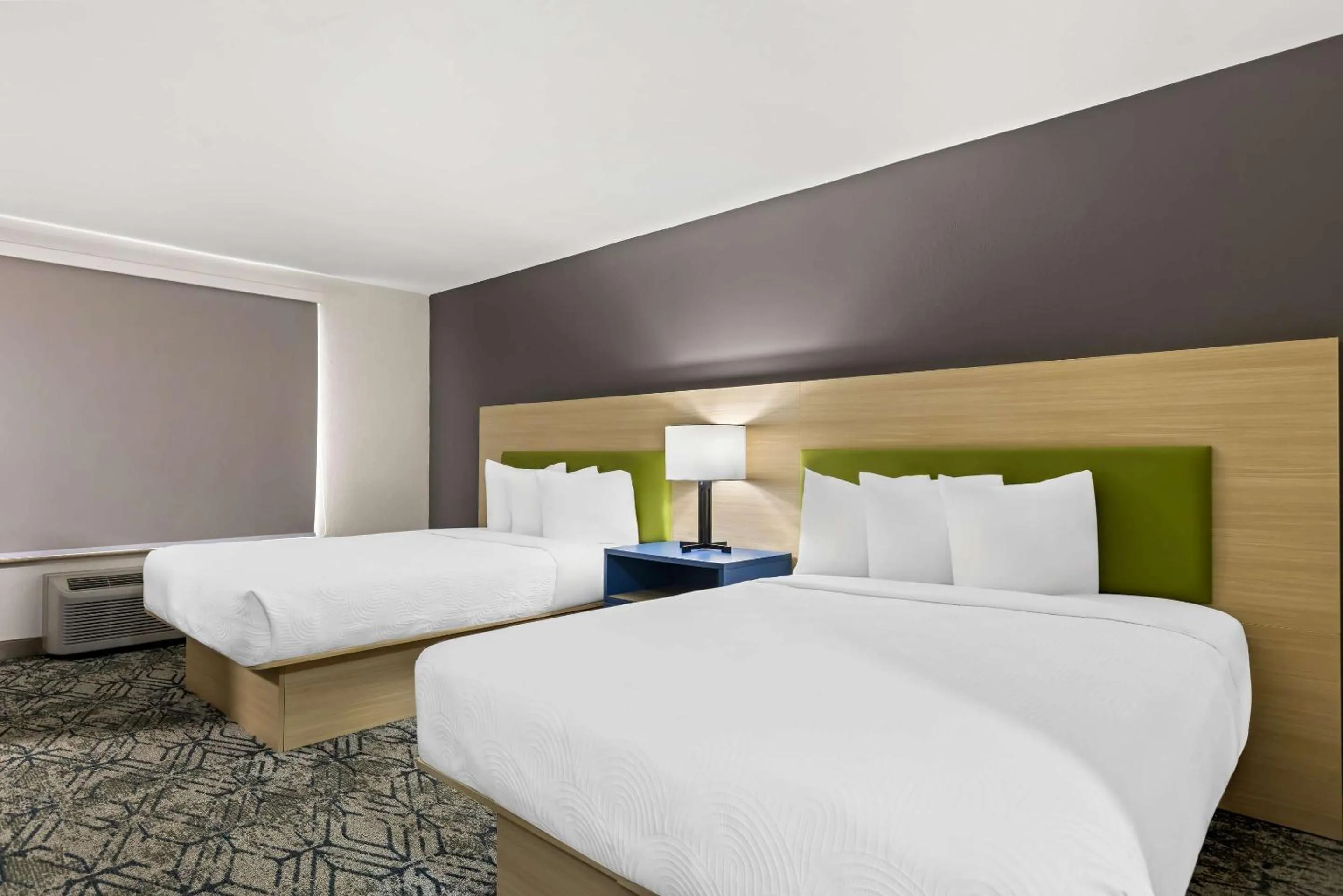 Bedroom, Bed in Country Inn & Suites by Radisson, Savannah I-95 North, GA