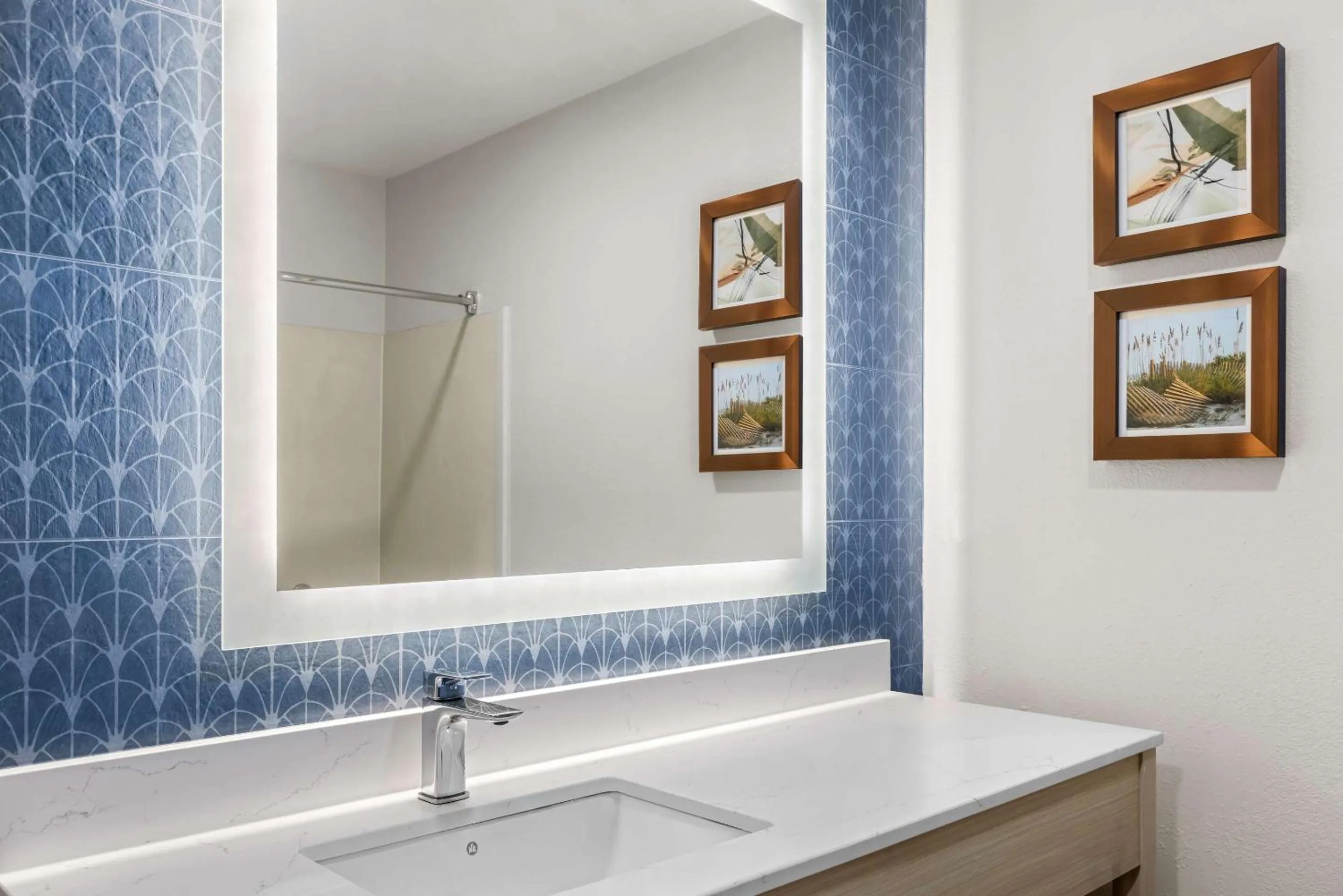 Bedroom in Country Inn & Suites by Radisson, Savannah I-95 North, GA