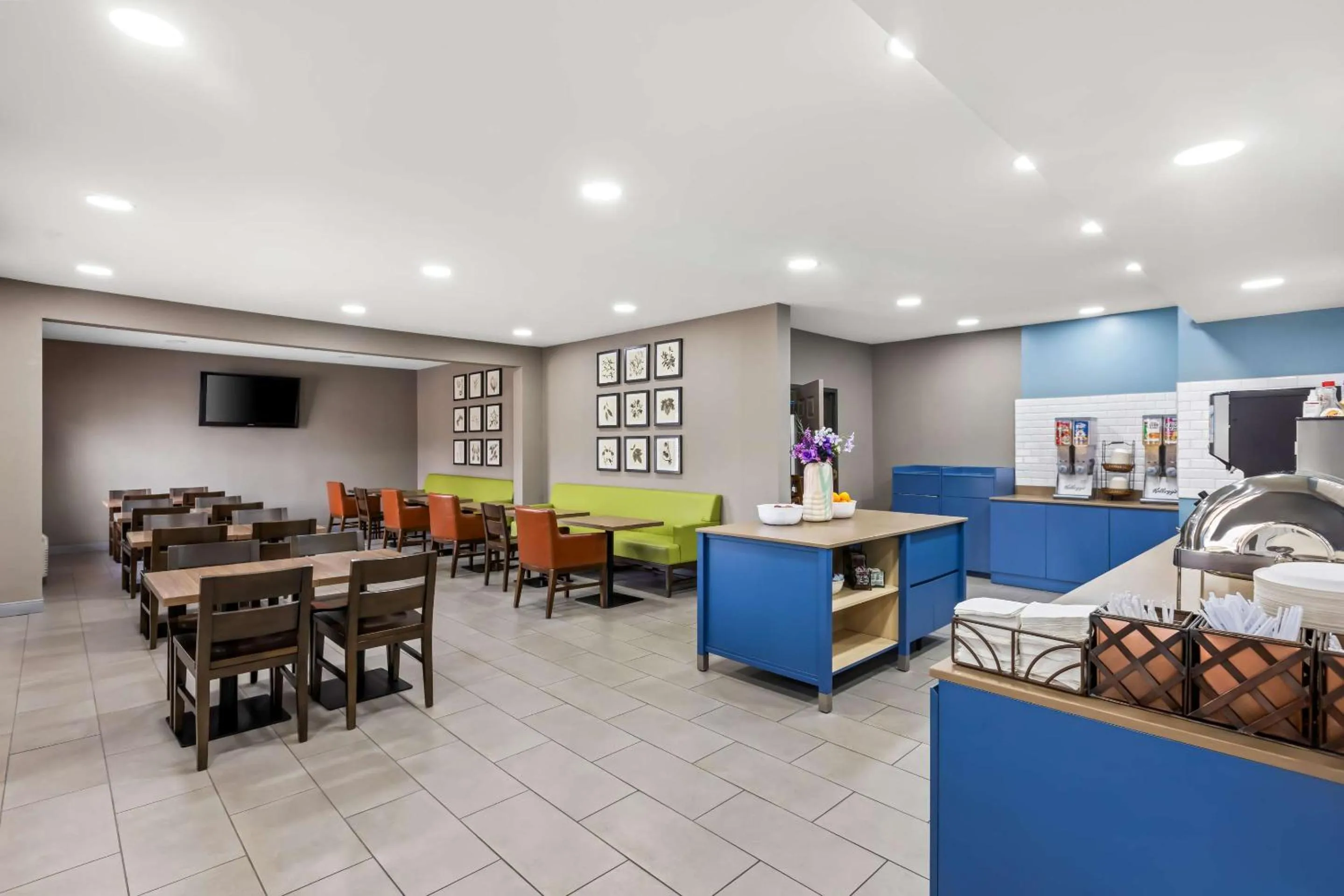 Breakfast in Country Inn & Suites by Radisson, Savannah I-95 North, GA