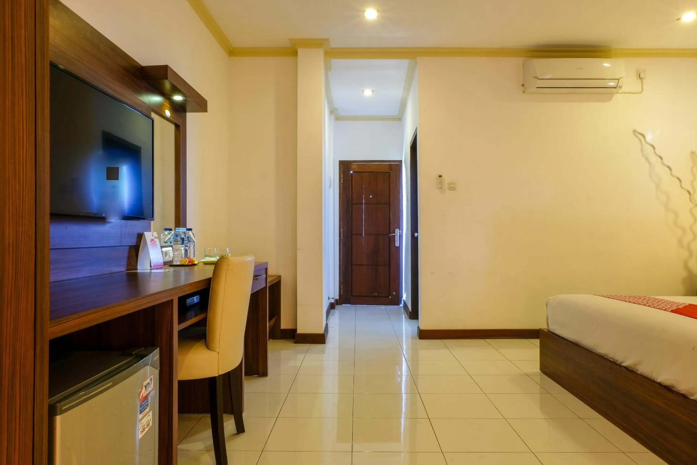 TV and multimedia, Bed in Friends Beach Hotel