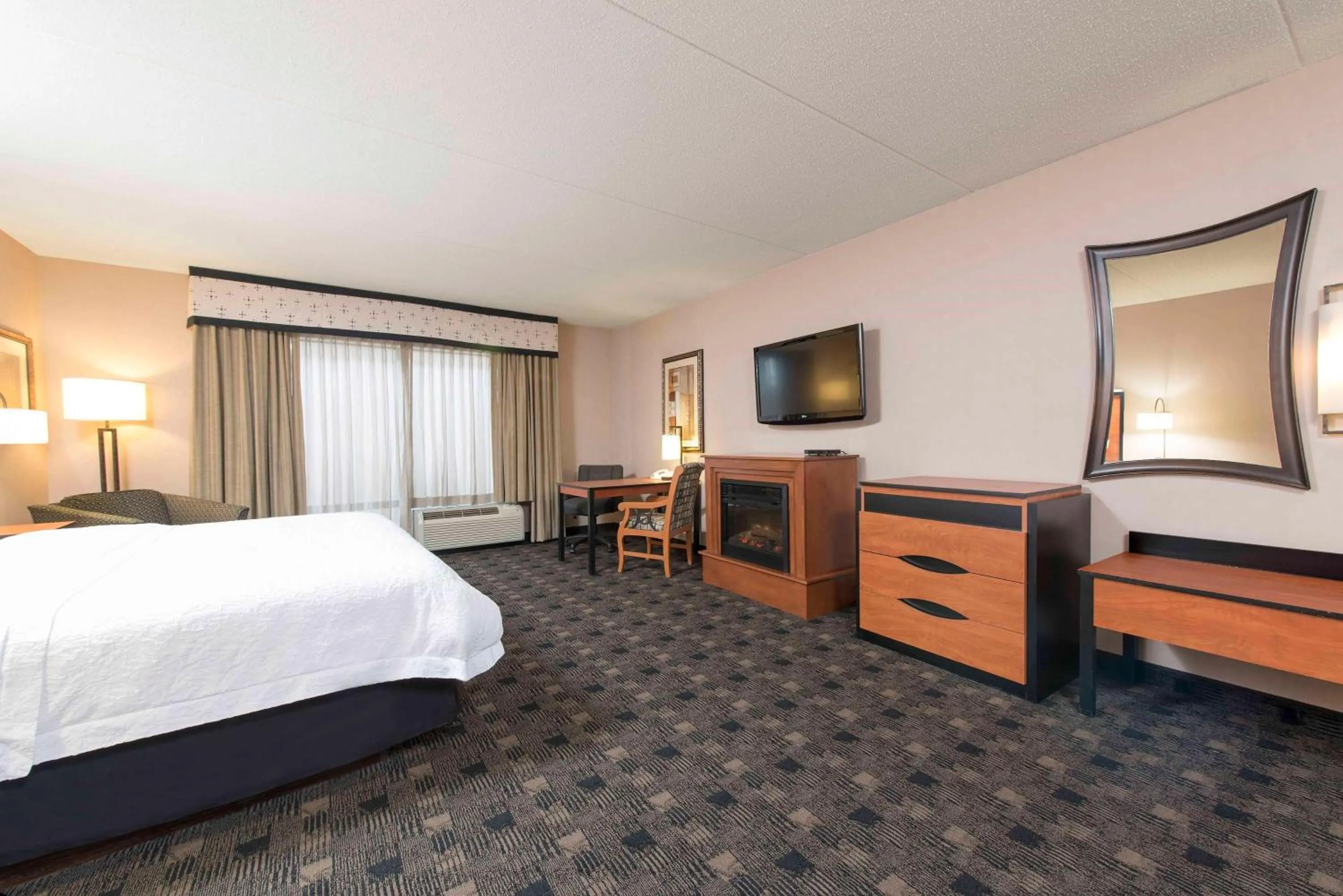 Bed in Hampton Inn and Suites Indianapolis-Fishers