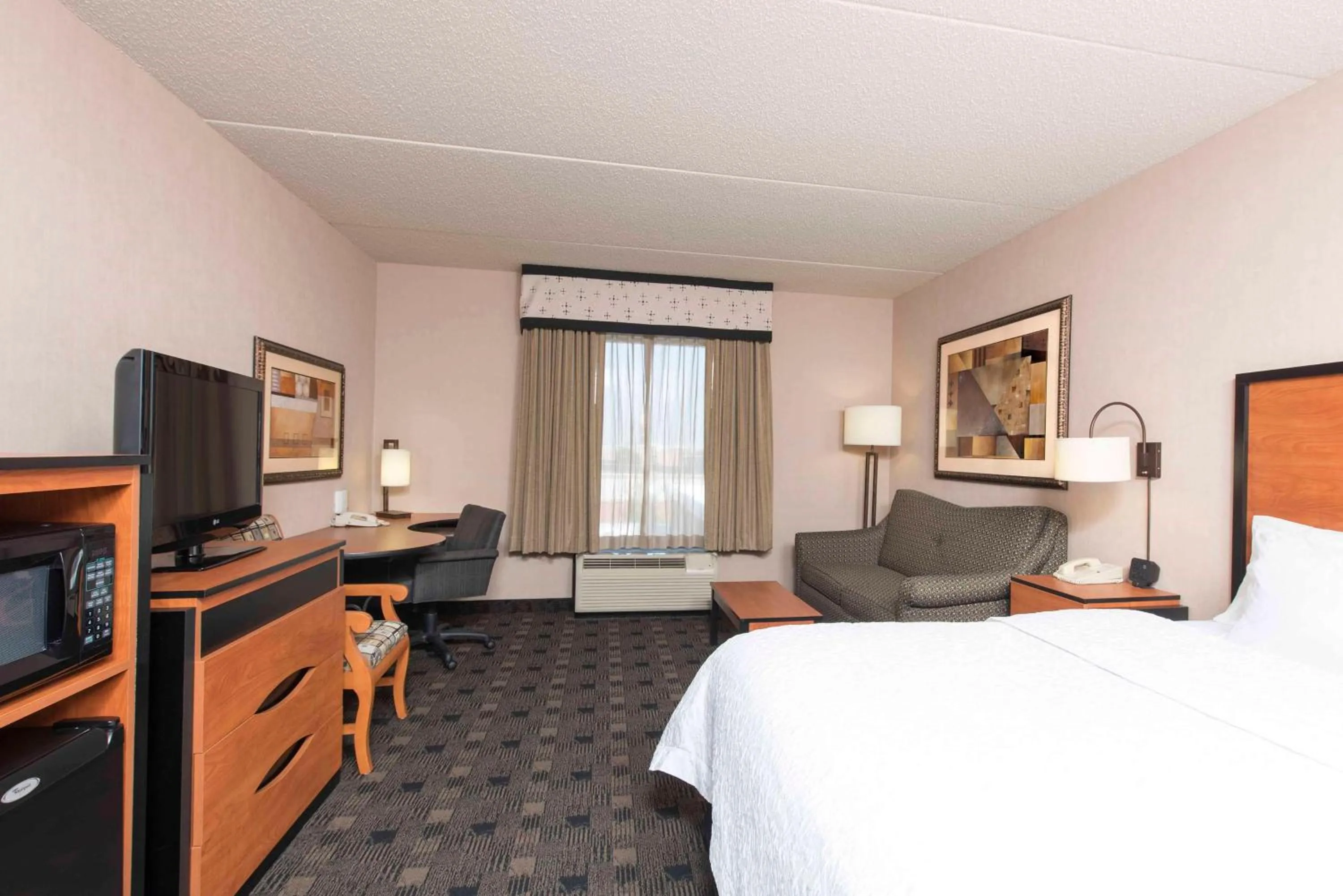 Bed in Hampton Inn and Suites Indianapolis-Fishers